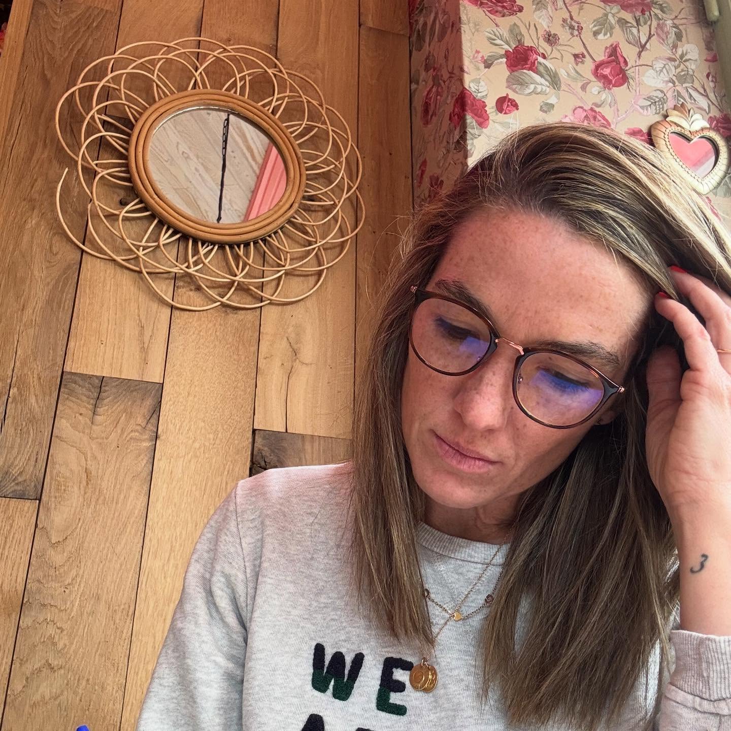 En ce début de fin d’année, j’ai ressenti le besoin de faire une pause.
De prendre un carnet, un stylo… et de faire un petit “audit” intérieur.
Écrire, pour moi, c’est une façon de me recentrer, de remettre du sens dans ce que je fais.
Et ce qui revient à chaque fois, c’est là où se trouve ma vraie valeur ajoutée :
🌿 t’aider à appréhender tes émotions
🌿 à les accueillir plutôt qu’à les subir
🌿 et à en faire une force dans ton quotidien pro.
Parce que les émotions ne sont pas des obstacles : ce sont des signaux précieux, des ressources à explorer.
☀️Et les comprendre, c’est déjà commencer à se transformer.
Et toi, qu’aimerais-tu clarifier avant la fin de l’année ?
—
🙋🏼♀️ Hello, moi c’est Constance, je suis animée par l’envie de favoriser le « mieux-être » dans les environnements professionnels.
✨ Ma mission en tant que coach et sophrologue ?
Accompagner tous les professionnels à libérer et booster leur potentiel en les aidant à se poser les bonnes questions pour qu’ils puissent se sentir mieux dans leur tête, leur corps et par conséquent dans leur travail et leur vie !
.
.
.
#coachingprofessionnel #coaching #coachpro #coach #intelligenceemotionnelle #ie #eqi #sophrologie #sophrologue #developpementpersonnel #gestiondustress #gestiondesemotions #gestiondustressenentreprise #prevention #qualitedevieautravail #qvt #bienetreautravail #lasophroauboulot