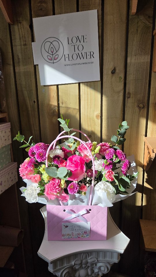 Handbag arrangement 🌷🌸
www.lovetoflower.co.uk
#glasgowflowers #handbag #onlineshopping #delivery #giftideas