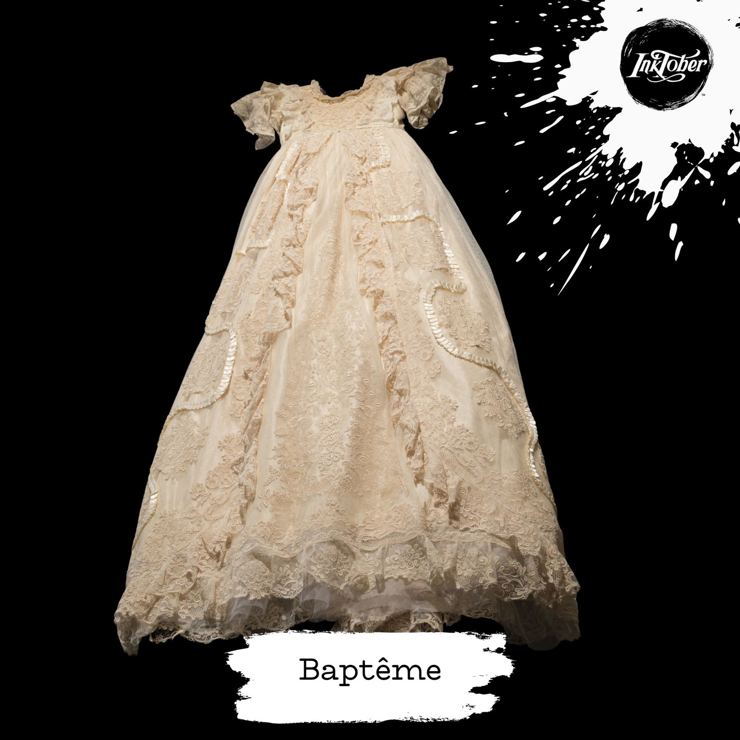 Inktober 2025 jour 22
mot du jour : Baptême
Aujourd’hui, je vous emmène outre-Manche pour découvrir une pièce d’exception : la robe de baptême de la famille royale britannique.
Laissez-moi me transformer en Stéphane Bern le temps d'un article, pour vous conter l’histoire de cette robe.
Tout commence en 1841, lorsque la reine Victoria commande une tenue pour le baptême de sa première fille, la princesse Victoria. La robe est taillée dans une soie de Spitalfields, l’une des plus fines de Londres, et entièrement recouverte de dentelle Honiton, Cette dentelle a déjà été utilisée pour la robe de mariée de la souveraine.
La confection est confiée à la brodeuse Janet Sutherland, chaque fleur de dentelle est réalisée séparément, puis assemblée à l’aiguille sur un fin tulle de coton.
Au fil du temps, cette robe est devenue un véritable témoin de l’histoire royale. De génération en génération, elle a servi au baptême de soixante-deux enfants, parmi lesquels Édouard VII, George VI, la reine Élisabeth II et l’actuel roi Charles III.
Après plus d’un siècle et demi de cérémonies, la robe originale fut jugée trop fragile pour poursuivre sa mission. En 2004, la reine Élisabeth II confia à sa couturière, Angela Kelly, la réalisation d’une réplique fidèle, permettant à la tradition de perdurer tout en préservant la pièce d’origine, désormais conservée au sein de la Royal Collection.
#inktober2025
#inktober2025jour22
#museedepicardie