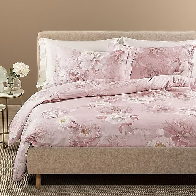 ✨ Dolcezza e stile nella tua camera da letto ✨
Lasciati avvolgere dalla morbidezza e dall’eleganza del copripiumino Eloise di Caleffi.
Il suo delicato motivo floreale e le sfumature romantiche regalano un tocco di classe e serenità ad ogni risveglio 🌸💖