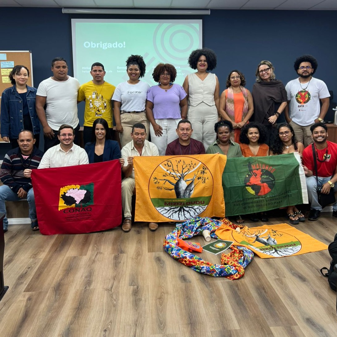 🌿 Quando a estratégia encontra o propósito
No começo de outubro, estivemos em Belém para apoiar a construção do Planejamento Estratégico do Fundo Comunitário Mizizi Dudu!
Um processo coletivo, potente e carregado de sentido.
Ao lado da equipe do Fundo, de lideranças da MALUNGU e do Projeto A4F da GIZ, desenhamos juntos os caminhos para o futuro:
📌 Missão, visão e valores
📌 Mapa estratégico com objetivos, metas e indicadores
📌 Governança participativa e planejamento operacional
Tudo isso feito com método, escuta e respeito, do jeito que a gente acredita que a gestão deve ser.
Esse apoio faz parte do Projeto Ação para as Florestas (A4F), com cooperação da GIZ, e representa, para nós da Emboé, um marco importante:
💛 Apoiar causas que inspiram
💛 Aprender enquanto apoiamos
💛 Fortalecer quem já resiste há muito tempo
Seguimos acreditando que quando a estratégia encontra o propósito, o impacto é real.
#MiziziDudu #planejamentoestrategico #gestãocompropósito #territóriosquilombolas #gestaoparticipativa #ProjetoA4F #fazeracontecer #somosemboé