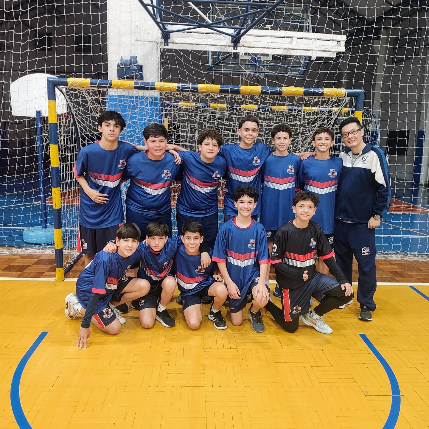 Vitória com garra e talento!
Ontem, 22/10, o time de Handebol Masculino Sub-14 conquistou uma grande vitória na competição LEG!
Destaque especial para o melhor da partida, o nosso aluno Arthur Favato, que representou com dedicação e espírito de equipe!
Parabéns, meninos!
Vocês são TOP e enchem o Colégio de orgulho! 🙌🏅
#somosga #angloalante
#colegioguilhermedealmeida
#Handebol #LEG2025