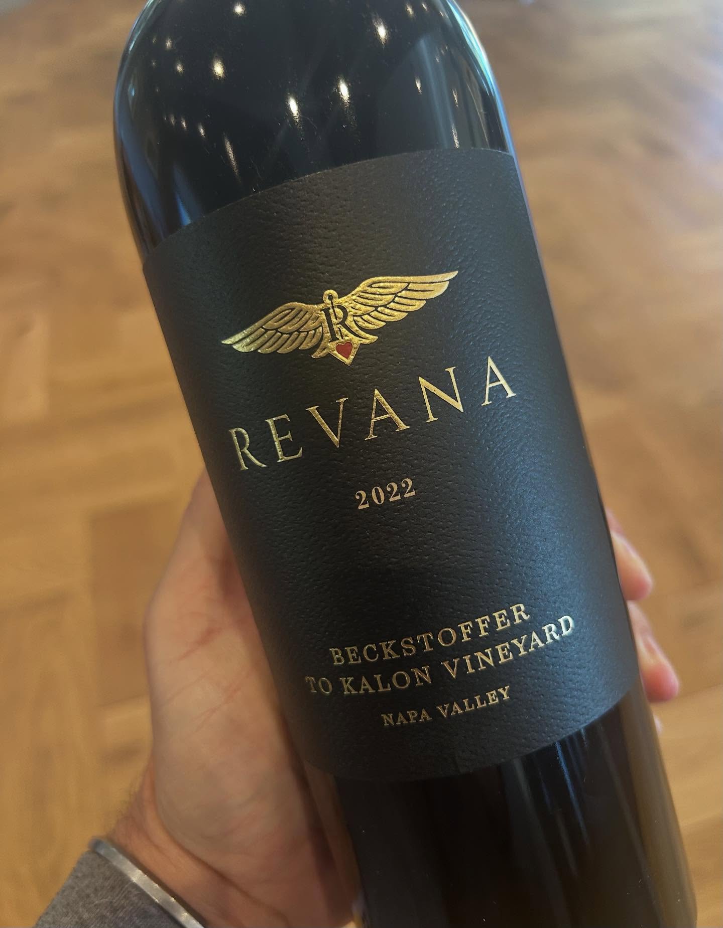 The wine is made from Cabernet Sauvignon grapes grown in the Beckstoffer To Kalon Vineyards in Napa Valley. It has a deep garnet-purple color with aromas of black cherries and red rose. It’s the perfect wine that’s a must buy for the serious collector of Napa Cabernet Sauvignon.🍇🍇🍷