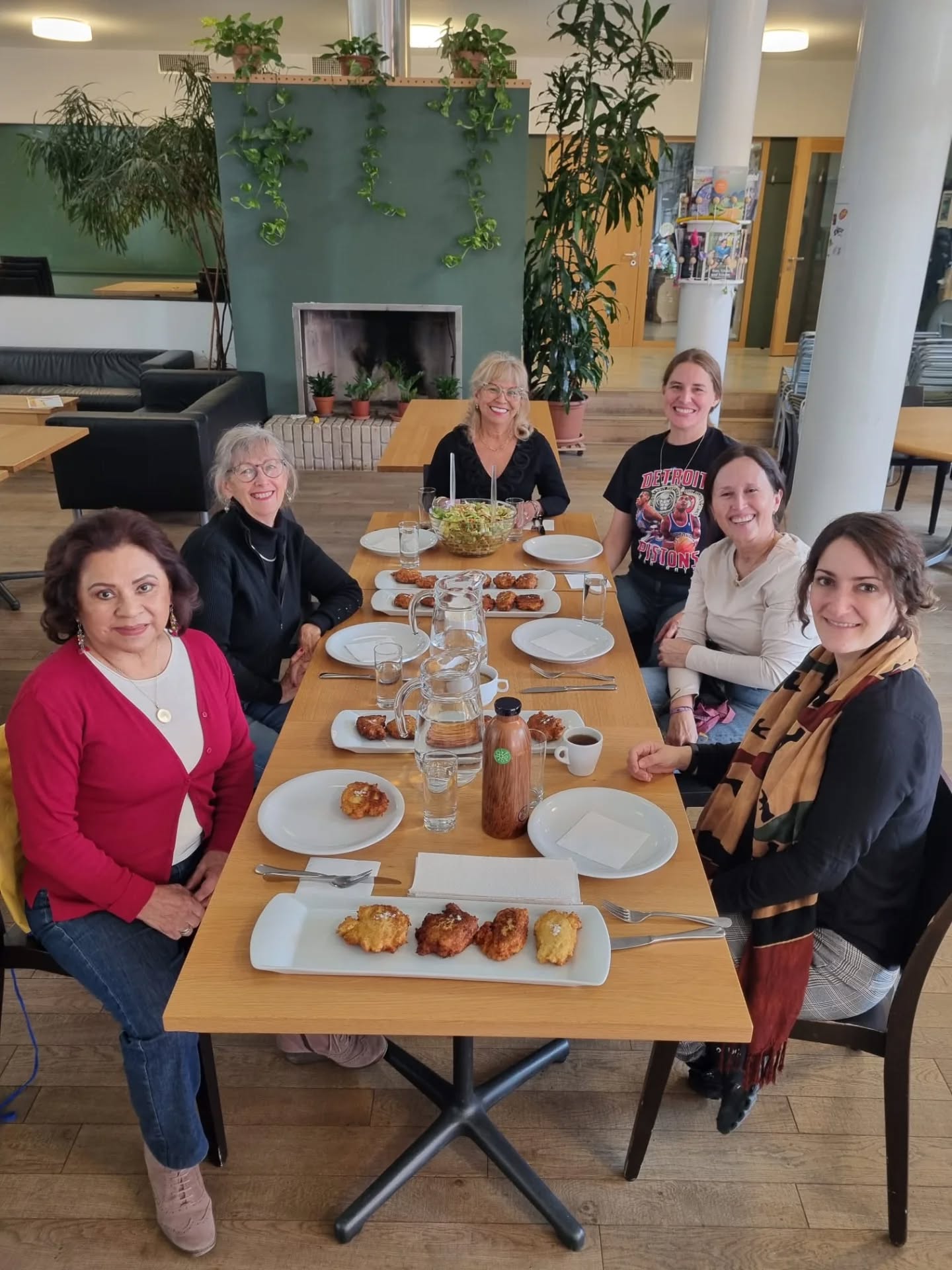 On Tuesday, the delicious smell of freshly fried latkes filled the air of Kitchen Lab as Hanna guided us through this traditional recipe, crispy on the outside, soft on the inside, and made with lots of love.
Thank you to everyone who joined us for this cozy autumn session and to Hanna.
----
Am Dienstag duftete es köstlich nach frisch gebratenen Latkes, als Hanna uns durch dieses traditionelle Rezept führte, das außen knusprig und innen weich ist und mit viel Liebe zubereitet wird.
Vielen Dank an alle, die zu dieser gemütlichen Herbstsitzung gekommen sind, und an Hanna.
----
Este martes la cocina olía delicioso a latkes recién fritos mientras Hanna nos enseñaba esta receta tradicional, crujiente por fuera, suave por dentro y hecha con mucho amor.
Muchas gracias a todos los que asistieron a esta acogedora sesión otoñal y a Hanna.
#ETKultur #KitchenLab #interAct #CommunityCooking #InterculturalExchange #ZurichEvents