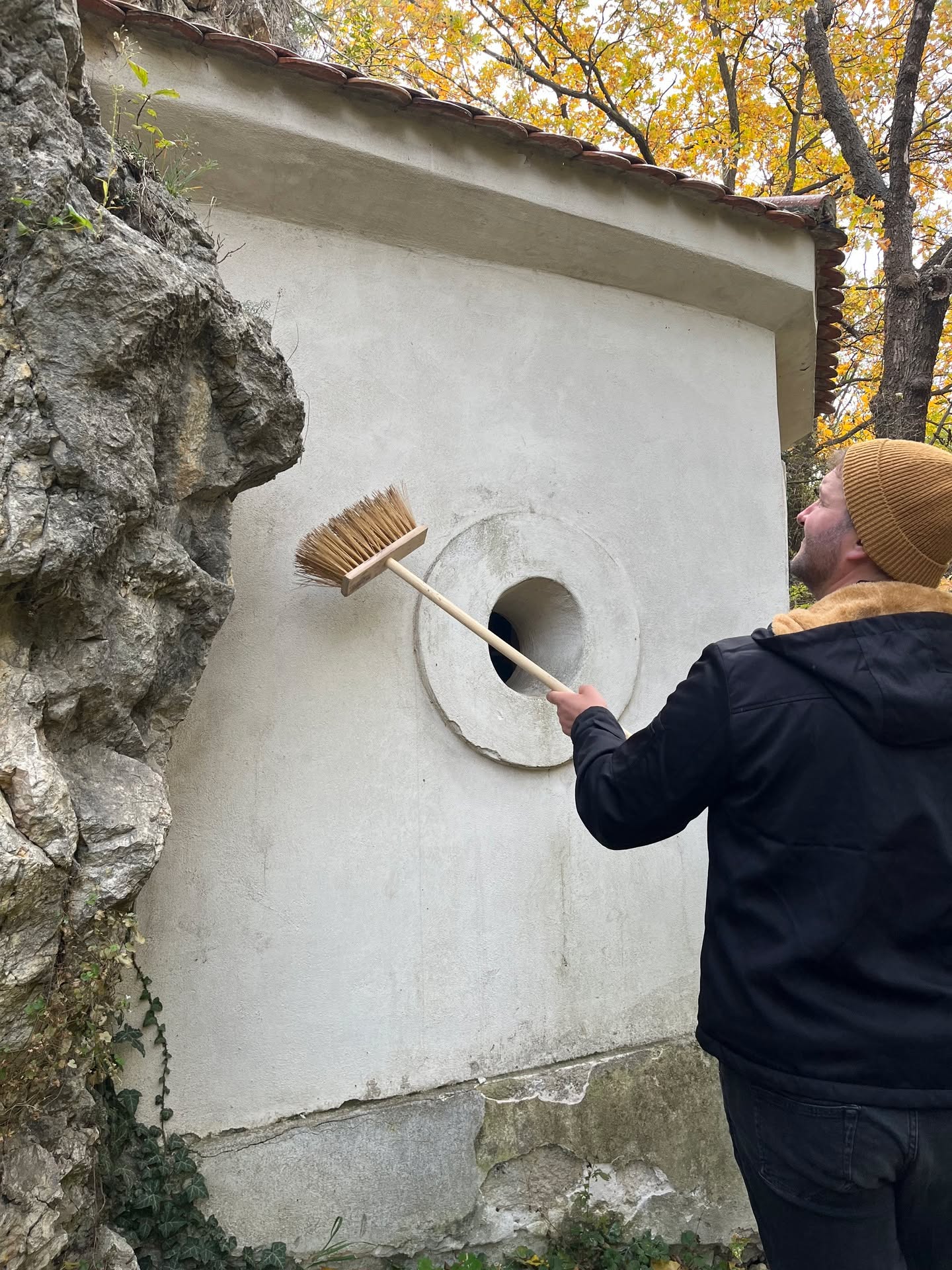 👉🏻 Deutsch siehe unten 🇦🇹
Děkujeme všem, kdo se dnes zapojili do podzimního úklidu kapliček křížové cesty! 🙏🏻 A co všechno se nám podařilo?
✔︎ uklidit odpadky a vymést nafoukaný nepořádek z přístupných kapliček i jejich blízkého okolí
✔︎ vytrhat plevel z chodníčků a kolem kapliček
✔︎ vyčistit schodiště Božího hrobu
Celkem jsme ze Svatého kopečku odnesli 10 pytlů odpadu – včetně rozbitého skla, plastových kelímků, zbytků svíček i cigaretových nedopalků. 🧹
Díky všem, kteří přiložili ruku k dílu! 🤍
__
Vielen Dank an alle, die sich heute an der Herbstreinigung der Kapellen des Kreuzwegs beteiligt haben. 🙏🏻 Was haben wir erreicht?
✔︎ Müll eingesammelt und den Schmutz aus den Kapellen und deren Umgebung entfernt
✔︎ Unkraut auf den Wegen und rund um die Kapellen gejätet
✔︎ die Treppe zum Heiligen Grab gereinigt
Insgesamt haben wir 10 Säcke Müll vom Heiligen Berg entfernt – darunter zerbrochenes Glas, Plastikbecher, Kerzenreste sowie Zigarettenkippen. 🧹
Vielen Dank an alle, die mitgeholfen haben! 🤍
foto (c) Václav Kříž, František Zelinka
_
#sebastianus #spoleksebastianus #svatykopecek #svatykopecekmikulov #mikulov #nikolsburg #uklid #putzen #reinigung #kreuzweg #krizovacesta
