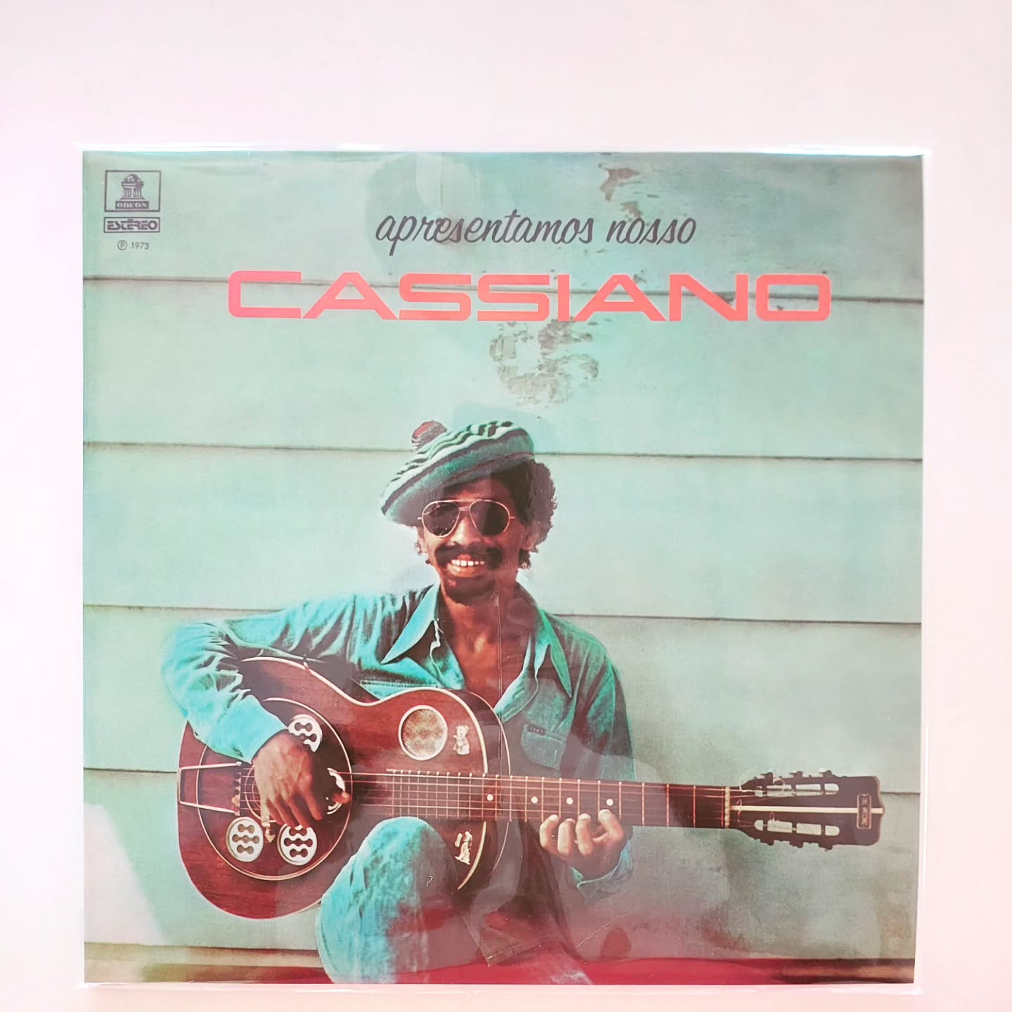 "Este Cassiano de 1973 soa melhor agora. A Matriz do Groove que Você Precisa"
Este não é só um disco de Soul. É uma prova de que a música brasileira esteve anos-luz à frente. Antes do Tim Maia, antes de qualquer um , o Cassiano já estava fundindo o Funk da Motown com a malandragem do samba. É a pura definição do Black Rio .
O álbum "Apresentamos Nosso Cassiano" (1973) , agora relançado pela Universal Music, te dá a chance de ter esse clássico com uma qualidade de áudio que você jamais imaginou.
🎧 O Grito do Desejo e a Qualidade
Essa reedição de alta fidelidade permite que você sinta o calor e a profundidade do baixo que definiu uma era. É a experiência de ouvir o Cassiano como se estivesse na sala de gravação.
Se você gosta de música com alma e exige a melhor qualidade de som, este é o disco que falta em sua coleção.
Tenha em mãos a edição definitiva de um clássico. É a peça que, quando você coloca na vitrola, faz quem realmente entende de música parar e perguntar: "Que som é esse?"
Não deixe esse relançamento sair do catálogo sem você.
🛒 A Hora de Agir
O link para garantir que seu está na Bio.
Cassiano - Apresentamos Nosso Cassiano (Reedição)
www.avozdovinil.com
Entrega para todo o Brasil. Não espere esgotar.
🔥
#Cassiano #BlackRio #SoulMusic #MPB #Reedição #Vinil180g #AvozDoVinil #Groove #TimMaia #ColecionadorDeVinil