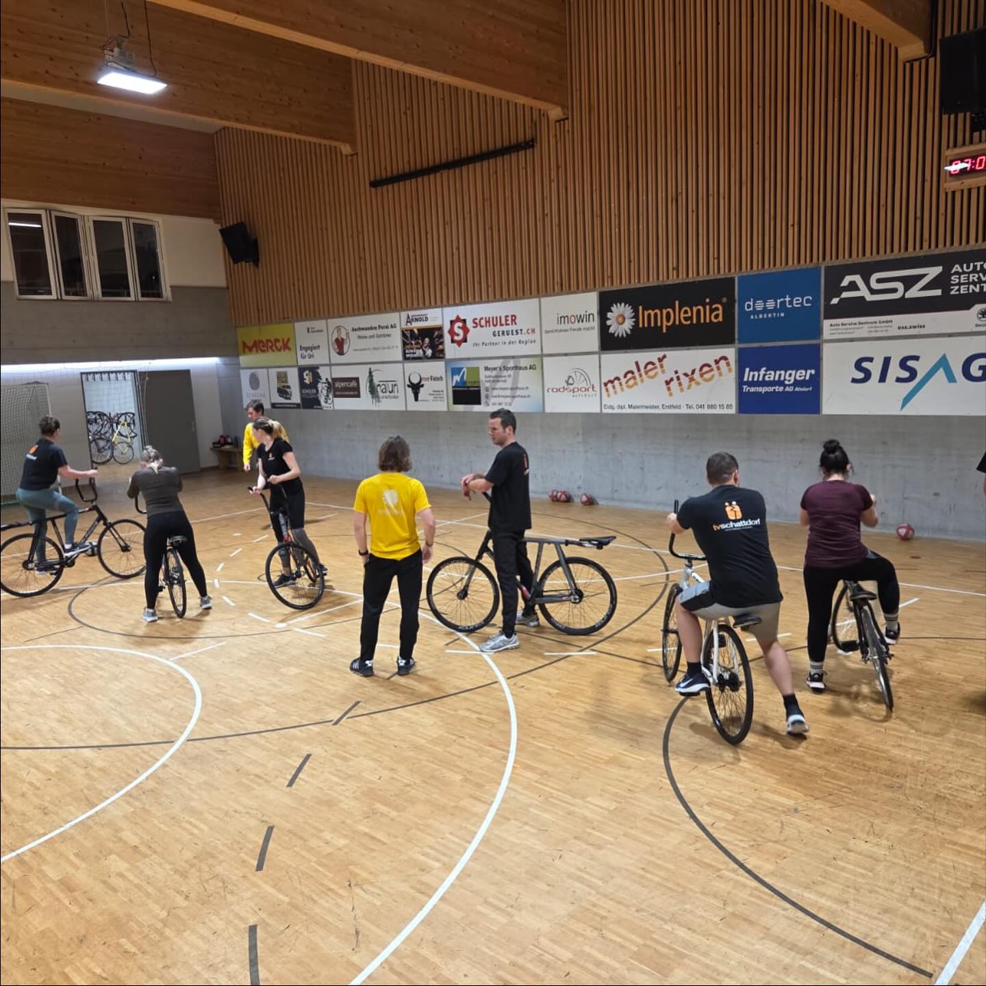 Gestern Abend durften wir beim @radsportaltdorf ein Training absolvieren. Es war uns eine grosse Freude, diese Sportart näher kennenzulernen - vielen Dank für die fachkundige Unterstützung. Der gemeinsame Ausklang in der hauseigenen Festwirtschaft kam ebenfalls nicht zu kurz. Wer weiss, vielleicht bis bald an eurem legendären Radball Grümpi.
.
.
.
#tvschattdorf #radsportaltdorf