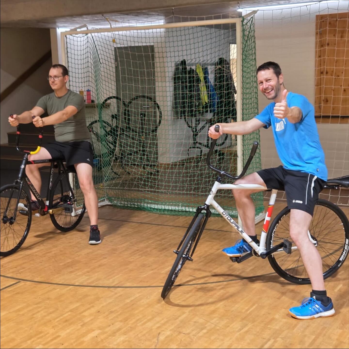 Gestern Abend durften wir beim @radsportaltdorf ein Training absolvieren. Es war uns eine grosse Freude, diese Sportart näher kennenzulernen - vielen Dank für die fachkundige Unterstützung. Der gemeinsame Ausklang in der hauseigenen Festwirtschaft kam ebenfalls nicht zu kurz. Wer weiss, vielleicht bis bald an eurem legendären Radball Grümpi.
.
.
.
#tvschattdorf #radsportaltdorf
