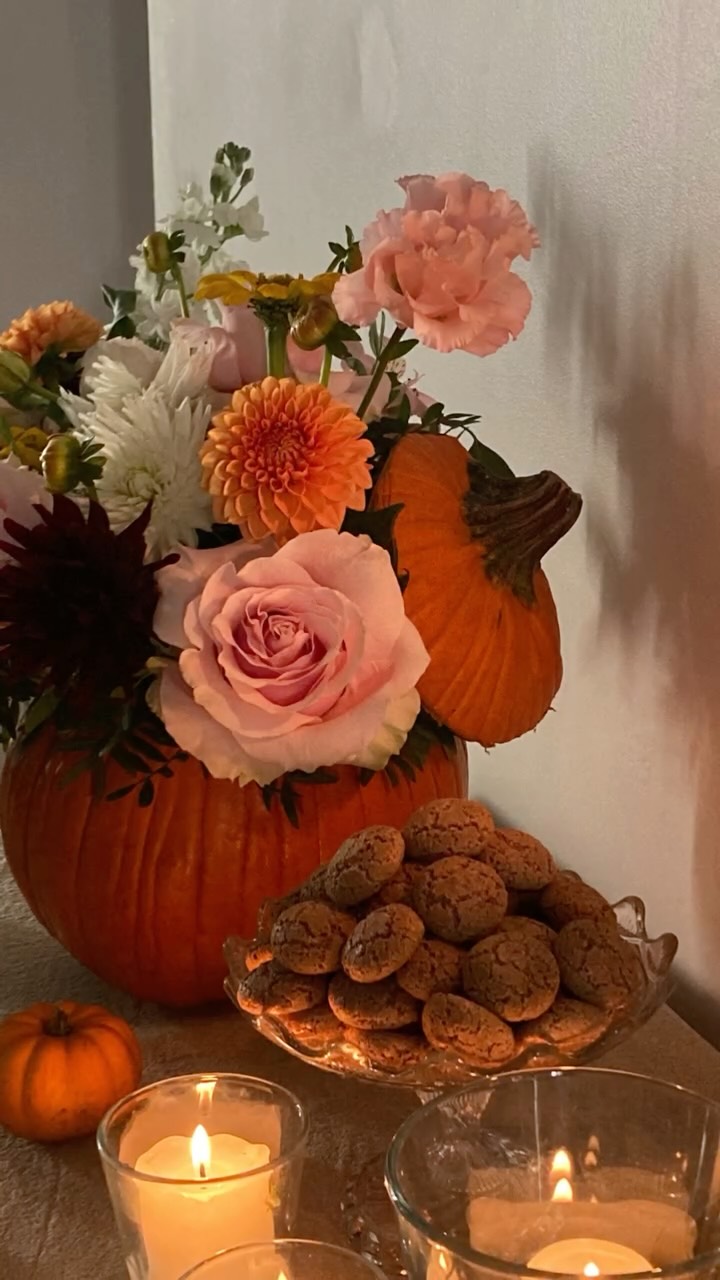 Une table d’automne un peu mystérieuse, entre fleurs, ombres et lumière.
.
.
#halloweendeco #fleuristepau #compositionsflorales #decorationflorale #decorersatable #ambianceautomnale #citrouille #orevegetalfleuriste