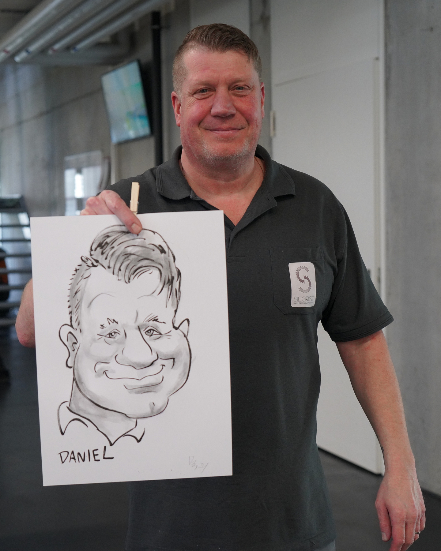 ONE MONTH ONE PORTRAIT 👨🎨
Entdecken Sie diesen Monat das Porträt von Daniel. Seit fast 15 Jahren bringt er seine Erfahrung, Leidenschaft und frischen Ideen in unser Unternehmen ein. Als Leiter der Montage sorgt er für reibungslose Abläufe und treibt mit viel Energie und Begeisterung neue Verbesserungen voran.
Discover this month's portrait of Daniel. For almost 15 years, he’s been bringing his experience, passion, and fresh ideas to our company. As Head of Assembly, he keeps things running smoothly and is always driving new improvements with energy and enthusiasm.
#wsiegristag #team #karikatur