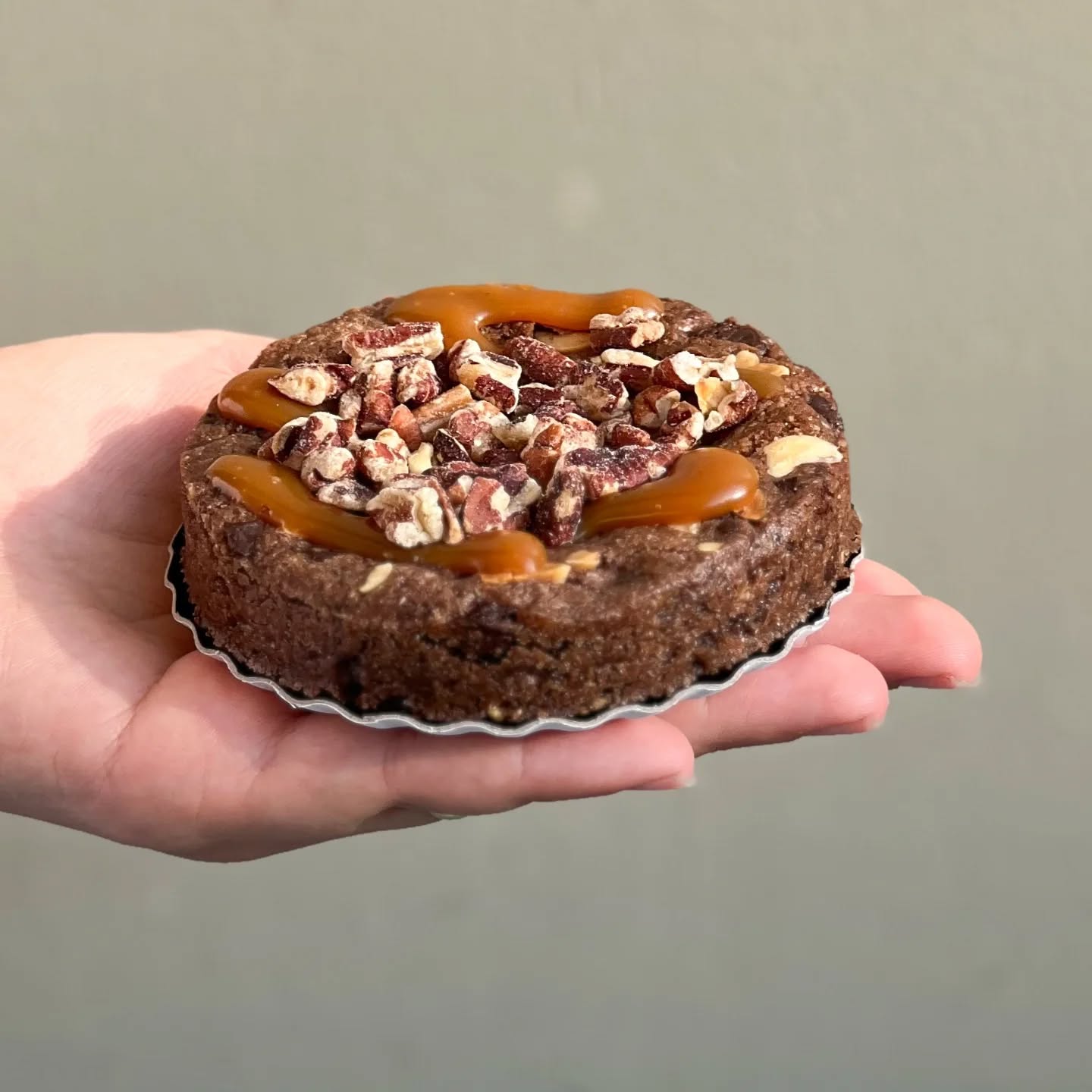 Nouveau cookie !
Pate cacao cacahuÚtes, caramel beurre salé, noix de pécan torréfiées
Idéal pour se reconforter en cas de journée pluvieuse
Photo @k_rolight_food
#cookie #nuts #chocolate #jonathanlepatissier #caramel