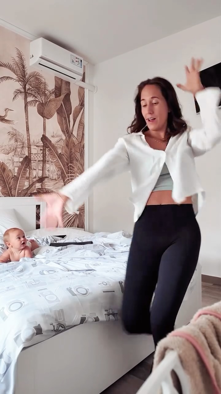 Hon är mitt störta fan just nu, hon älskar att kolla på mig när jag sjunger, dansar och lekar. ♥️
Jag gör det gärna, (mest) för hennes skull. 🤭
(Hennes ögon följer allt till slutet 🥹)
#mom #mompreneur #leker #självkärlek #aikitastudio #morochdotter