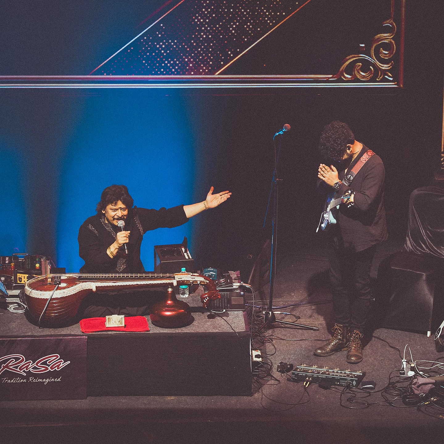 The picture speaks for itself . Sharing the stage with the teacher himself @rajheshvaidhya , always a blessing .
@prsguitars @prsguitarsindia @rightonstraps
#concert #live #classical #indian #fusionmusic #musician #independent #guitar #player #worldmusic #indianclassicalmusic