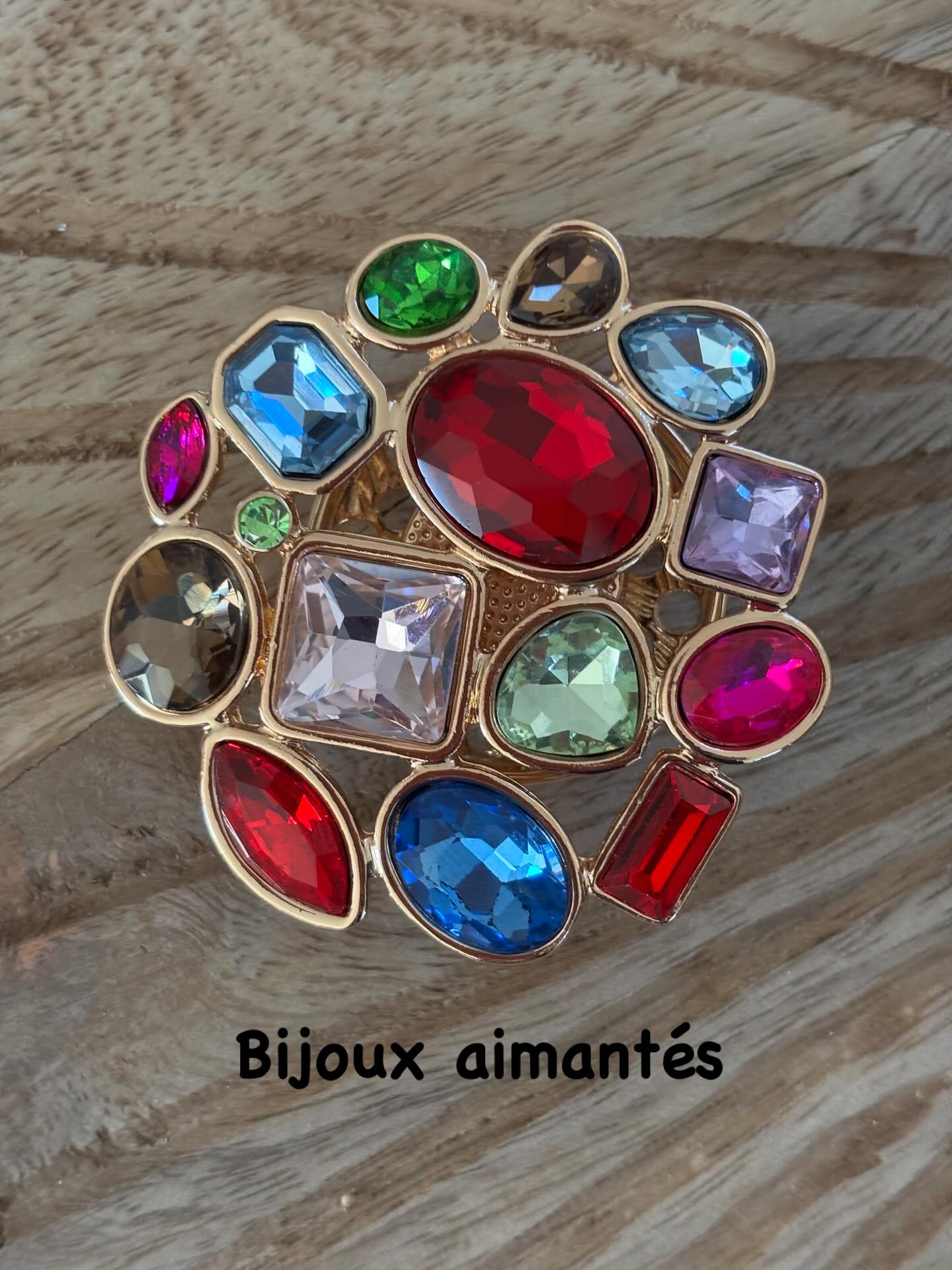 Vous êtes nombreuses à me les avoir commandés les bijoux aimantés, l indispensable pour donner du style à vos robes mais pas que … vos chemisiers, vos écharpes ou autres !!!
Alors foncez n’ hésitez pas à me commander en Dm la broche que vous aimez, idéales pour vos petits cadeaux de Noël ✨🎄
#bijouxfantaisie #cadeau