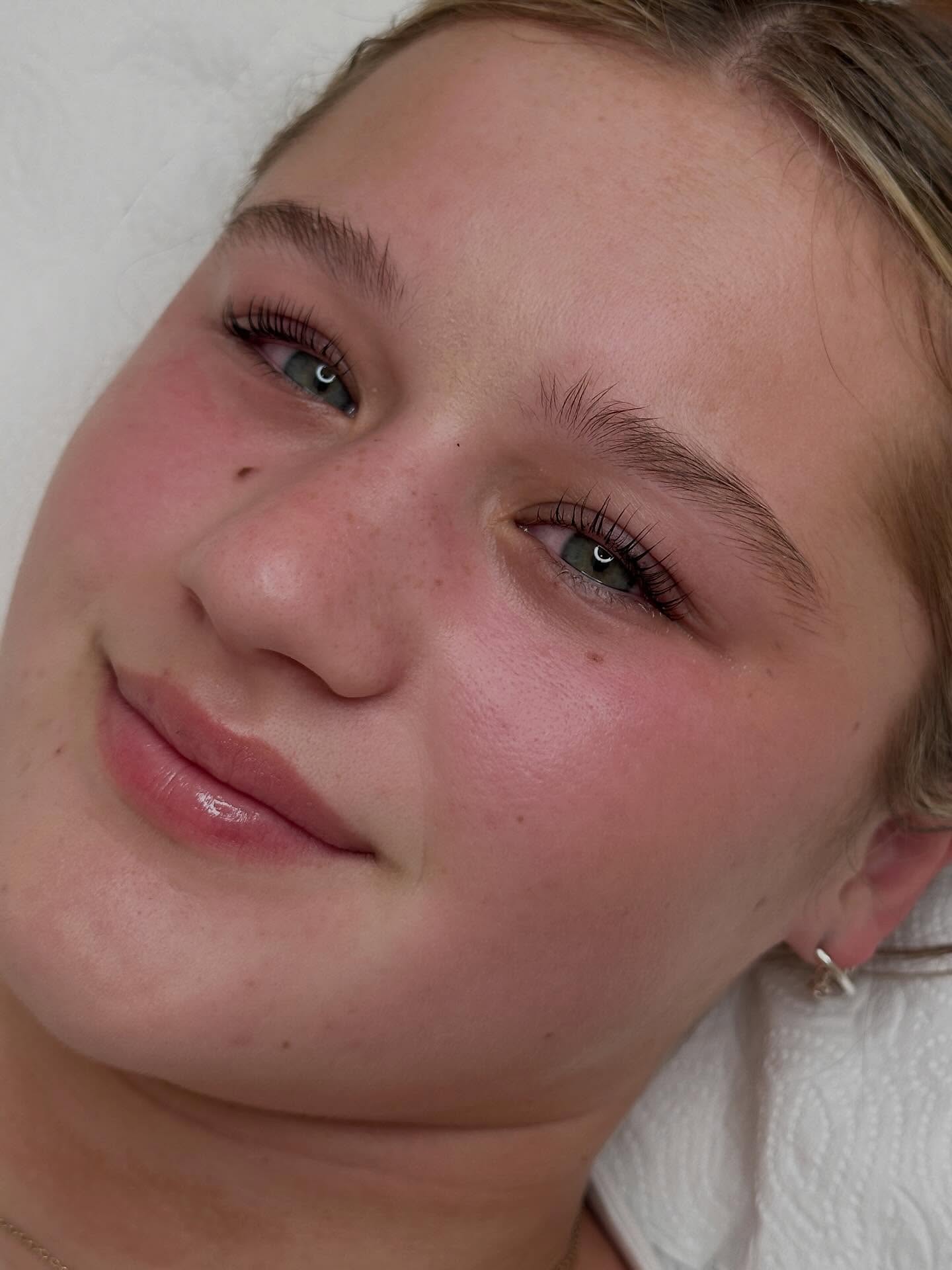 A stunning before and after of our gorgeous clients lashes after a yumi lash lift ✨🎀
#yumilashlift #beauty #embellirnz #dunedin