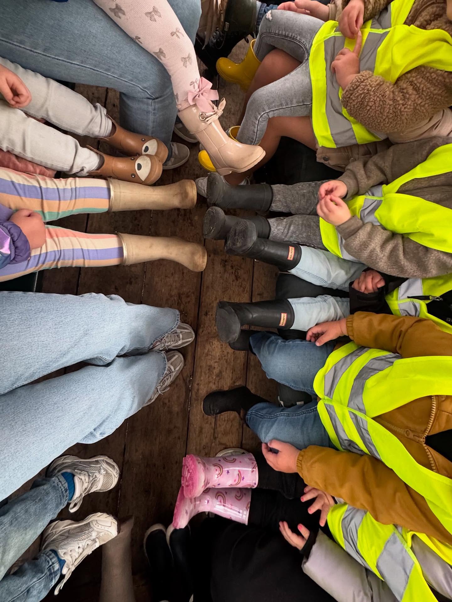 EDERVEEN - Herfstpret bij de Wieb! ππ
We lazen over Vos die een stukje ging rijden π¦π, gingen naar de voorstelling van Kabouter Plop en Kwebbel ππΆ, reden met de huifkar naar het bos π³πΏοΈ en maakten schattige egels van klei! π¦
Wat een gezellige en kleurrijke herfstweken! π€