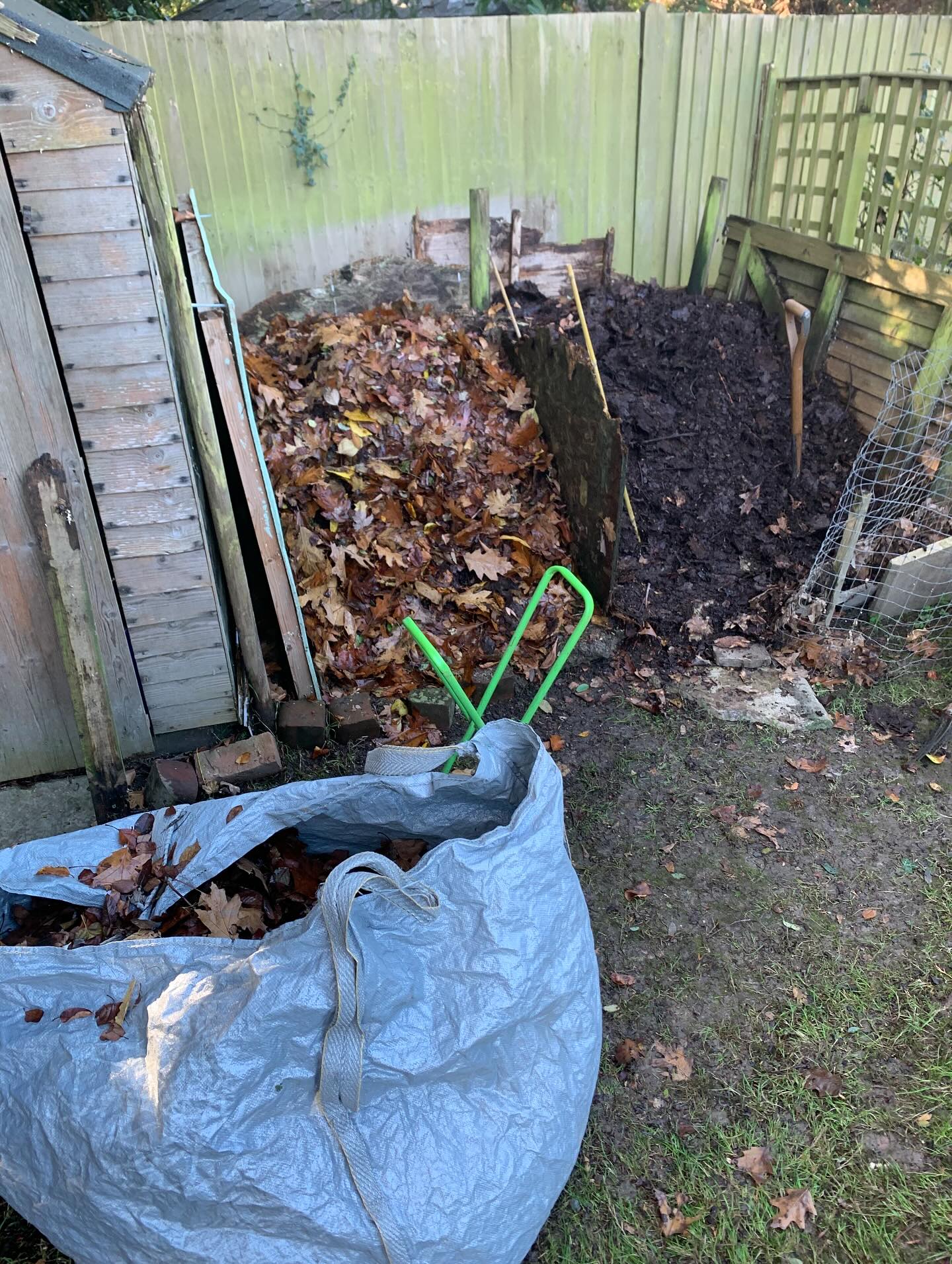 Not the most glamorous aspect of gardening, but oddly satisfying and a great way to get goodness into the soil.
#highamwoodgardens #gardenertonbridge #gardeningtonbridge #gardenersofinstagram #gardening #gardensofinstagram #englishgardens #garden #gardenideas #gardeninspiration #autumn #fall #autumncolour #autumnleaves #composting #gardencompost