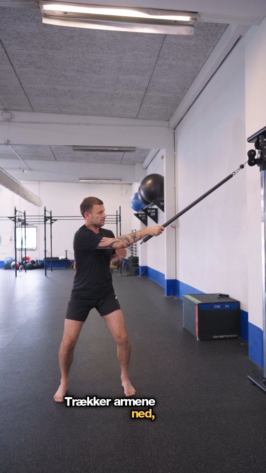 💡 Overvej det her: Træner du mest i maskiner, hvor du sidder mere fastlåst 🏋️♂️ … eller mere frit, hvor hele kroppens dele arbejder sammen, og overfører kraft gennem dynamiske sammenhæng ? 🔥
👉 Jeg anbefaler helt klart løsning nr. 2 – for det er sådan, vi bevæger os i hverdagen og sport. Meget mere dynamisk, end i fastsatte positioner.
Der er tidspunkter, hvor vi gerne vil isolere og være mere statiske, dog i nogle helt andre kontekster.
Her kommer et eksempel: En dynamisk pec fly 👇
1️⃣ Start med god vægtfordeling og aktiver dine stabilisatorer.
2️⃣ Træk stangen ned med armene, og hold den i en fast position foran kroppen.
3️⃣ Rotere vægten gennem dine obliques og din brystkasse, hold hoften neutral.
4️⃣ Tilbage igen, lade stangen gå og reset
Tip: Pust ud, på vej ind i din rotation, så skaber du en stærkere aktivering, og stabilisere bedre.
At kunne rotere er en af de vigtigste funktioner, du skal træne rotationer, hvis du vil blive bedre til det, og føle dig mere fri i kroppen. Mobiliseringer og streches, er ikke en løsning her. 😉
#biomekanik #funktioneltræning #holisticcoaching #århus #rotation #breathing #performance #smertefri #balance #holdning #bevægelse #nervesystemet #hofte #obliques #viralreels #balance #correctiveexercise #københavn