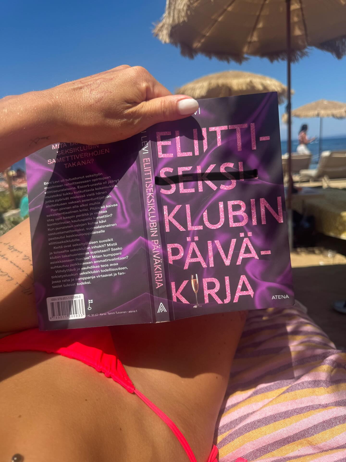 Mainos @atenakustannus // MistĂ€ tietÀÀ et on kiinnostava kirja osana yhteistyötĂ€? SiitĂ€ et sen lukee âvahingossaâ jo reilut 2 kk ennen sovittua postaus ajankohtaa lomalla. đâïž Enni Levin uutukainen on ennakkoluuloihin sukeltava setti behind the scenes -otteella. Se on yhden naisen kokemus, mutta kirjan mittaan vastaan tulee useampia teemoja mitkĂ€ kiehtoo, kismittÀÀ kuin pakottaa pohtimaan lukijana omia oletuksia herkun đ myymisen ja ostamisen ympĂ€rillĂ€.
Mulle oli tĂ€ysin selvÀÀ ottaa tÀÀ lukuun, sillĂ€ tykkĂ€sin myös Enni Levin aiemmasta kirja saman teeman ÀÀrellĂ€. (Lue tai kuuntele sekin! đ)Arvostan myös suuresti, ettĂ€ kirjassa avataan rehellisesti eri kulmissa tĂ€mĂ€n maailman vanhimpaan ammattiin liittyviĂ€ tabuaiheita rahasta, yrityskulttuurista, asiakkaista, parhaista ja surkeimmista hetkistĂ€, mimmien taustoista, kirjoittajan omasta motiivista kuin vaikutuksista omaan elĂ€mÀÀn sekĂ€ parisuhteeseen. Joukkoon mahtuu myös kivuliaita aiheita.
LisĂ€ksi on mielenkiintoista seurata, miten juuri tĂ€mĂ€n kyseisen kirjan jo pelkkĂ€ lukeminen julkisella paikalla (testattu myös HelsingissĂ€) saa muut ihmiset katsomaan minuakin hieman arvioiden. đ€ Tai mulkoilemaan kummasti. EhkĂ€pĂ€ juuri heidĂ€n, kannattaisi myös ottaa tĂ€mĂ€ lukuun!
Lukusuositus đ jokaiselle joka haluaa avartaa mieltÀÀn, tunnistella omia ennakkoluuloja ja vaikka sivutuotteena vĂ€hĂ€n fiilistellĂ€ mielikuvituksen pauloissa, et oiskohan tuo ollut itsellekin kiinnostava polku elĂ€mĂ€ssĂ€? đ Ja lupaan et kirjan innoittama halutessa saa kĂ€ytyĂ€ erittĂ€in mielenkiintoisia ystĂ€vien kuin mahdollisen kumppanin kanssa. đ
#ennakkoluulot #kirjavinkki #uteliaisuus #ennilevi #atenakustannus