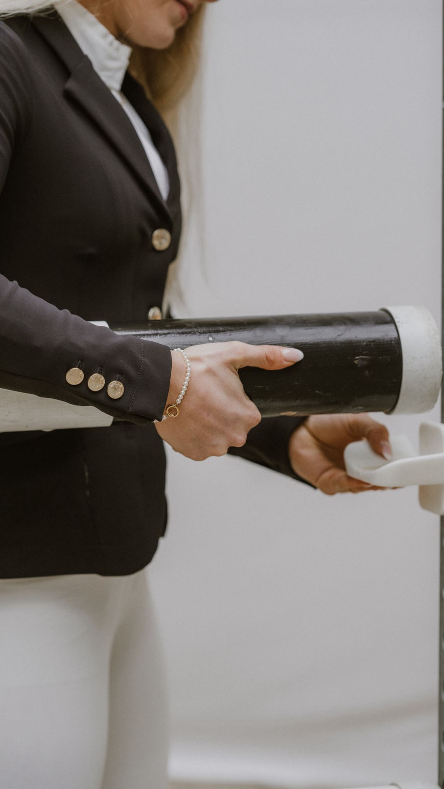 Weekend style with KLEA Heart jewelry – ready for the show 🐴✨
.
📸 @mworld_photography
#KLEAHeart #EquestrianStyle #WeekendVibes #ShowDayReady #HorseGirlEnergy #JewelryLover #OOTD #ViralReel #EquestrianFashion #StyleInspo