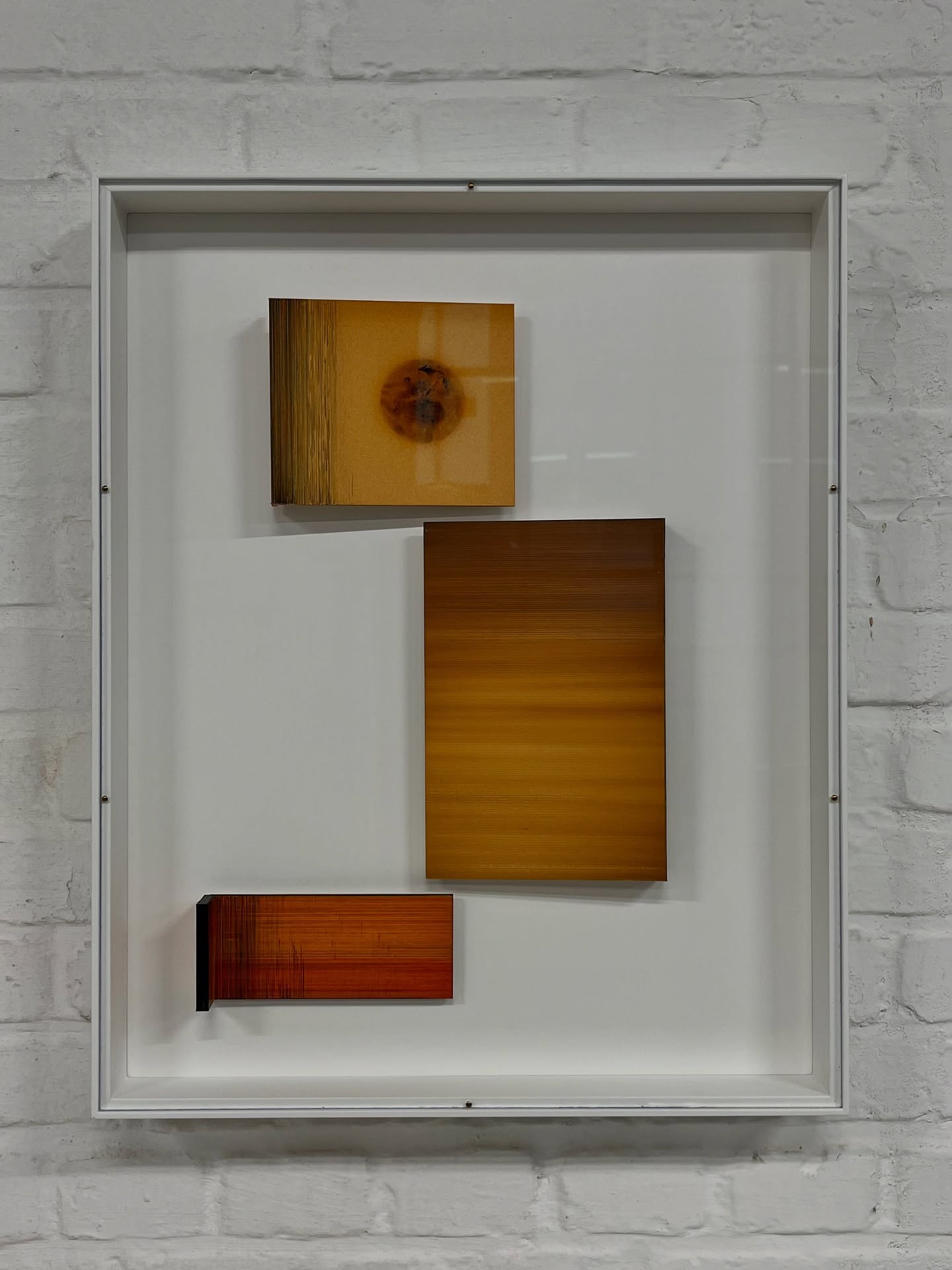 Laatste weekend groepstentoonstelling ESTAFETTE @hetobjectief
In deze reeks laten negen fotografen evenveel beelden zien die zijn ontstaan tijdens een spel. Eén voor één maakten zij een beeld en gaven het door aan de volgende fotograaf op het parcours, die er vervolgens een nieuw werk op baseerde. De race begon ongeveer een jaar geleden met een vriendenbabbel van Het Objectief. Vanuit de wens om een collectief werk te maken, startte een estafette waarbij de doorgeefstok werd vervangen door een foto. Eén beeld strooide zaadjes uit die in een ander beeld geplant werden en zo vormde zich een reeks over beginnen, eindigen en het primaire van de natuur.
Het startpunt lag bij Simon Debbaut L’Ecluse, het einde bij Hilde Daem. De stops daartussen waren Louise Degraeve, Inge Stam, Peter Scherps, Kathleen Ramboer, Thomas Boussu, Marieke Selhorst en An Debie.