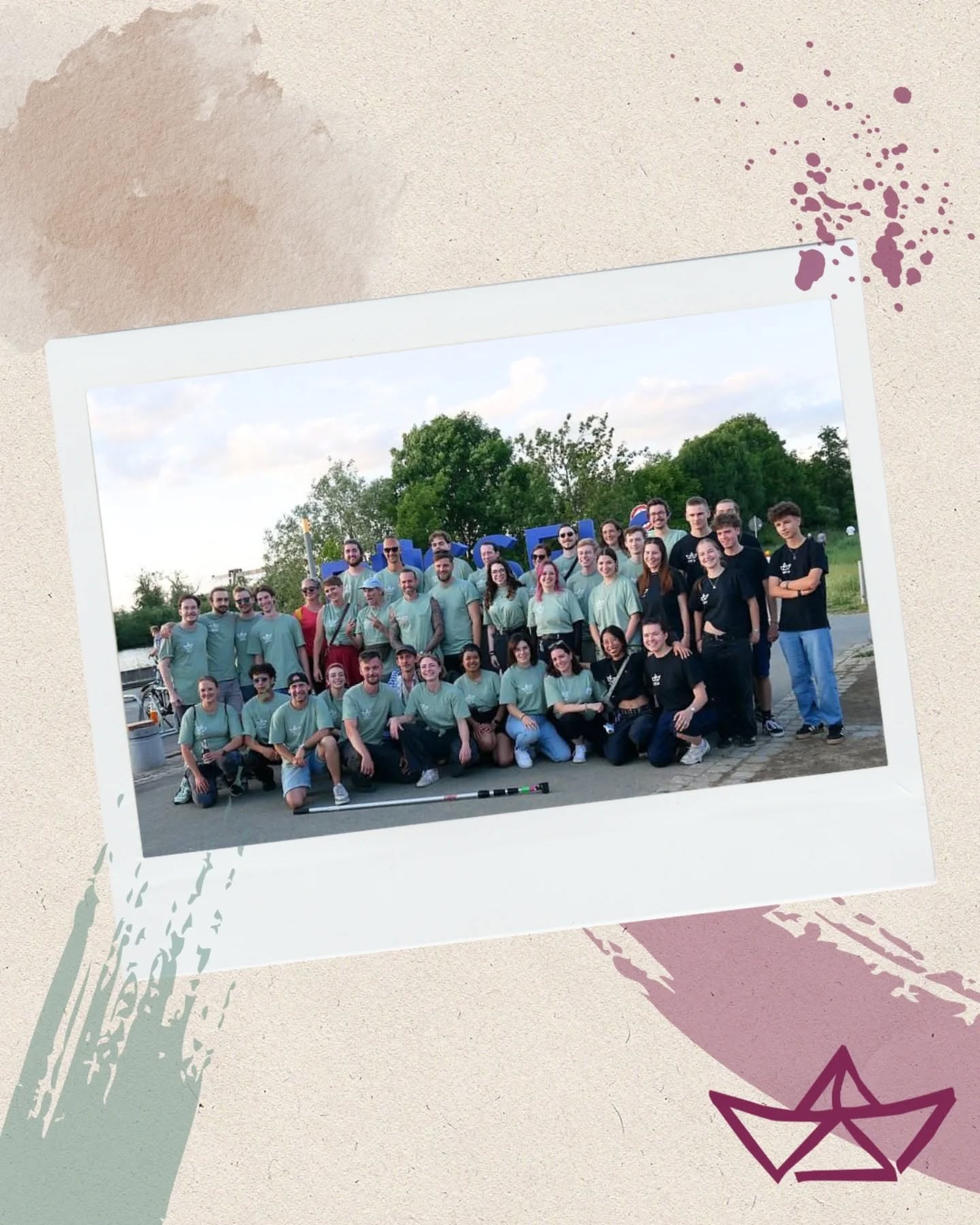 Ohne unsere Crew kein Bel R! Festival 🥹 Wir können es gar nicht oft genug betonen, deshalb kommt hier zum Schluss unseres Rückblicks Part 2 der schönsten Crewbilder. Am meisten freut uns, dass wir so viele Wiederholungstäter:innen haben und gleichzeitig jedes Jahr als Gruppe wachsen. Festivalluft schnuppern, mit Künstler:innen schnacken, Rüsselsheimer Teamgeist leben, die Stadt mit etwas Besonderm mitgestalten und beim Helfer:innentreffen-Flunkyball abräumen – all das passiert, wenn ihr Teil der Crew seid. Join us 2026 und erlebt eine einzigartige Woche mit uns 🫶🏻✨️
.
.
#belrfestival #festival #kulturfestival #rüsselsheim #kultur #innenstadt #performance #zukunftinnenstadt #zukunft #konzert #rheinmaingebiet #kulturfestival #motorcity #rüsselsheimammain #sturmfrei