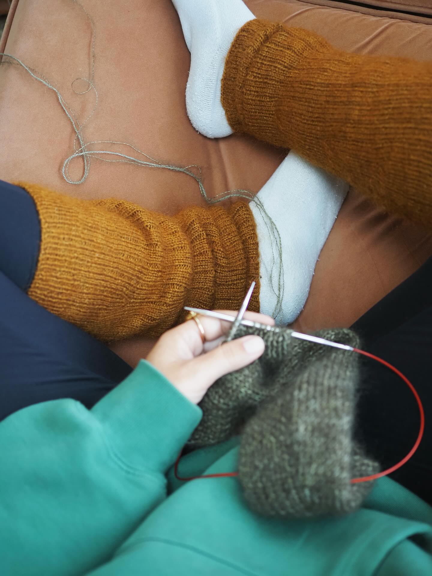 Il y a celles qui auront l’interminable impression de tricoter deux manches.
Il y a celles qui auront la génialissime impression de tricoter des chaussettes sans avoir de talons à tricoter.
Dans les deux cas vous aurez deux jambières//guêtres qui tiennent bien chaud aux jambes ✌🏽
Bref j’ai ressortie mes GAMBETTES 🩰
Elles se tricotent du bas vers le haut en côtes avec un jeu d’augmentations pour suivre la courbe de la cheville jusqu’au mollet.
🐿️ Retrouvez La Fiche tricot en 6 tailles en français et en anglais sur Ravelry et www.AtelierEmilie.com
Fils . Kms et msw @yarnbysimone
.
.
#atelieremilie #ateliermiliedesigns
#knitting #knitweardesigner #mohairaddict
#tricotété #summerknitting
#tricot #strikk tricot #jeportecequejetricote
#gambettesbyae #gambettesbyae