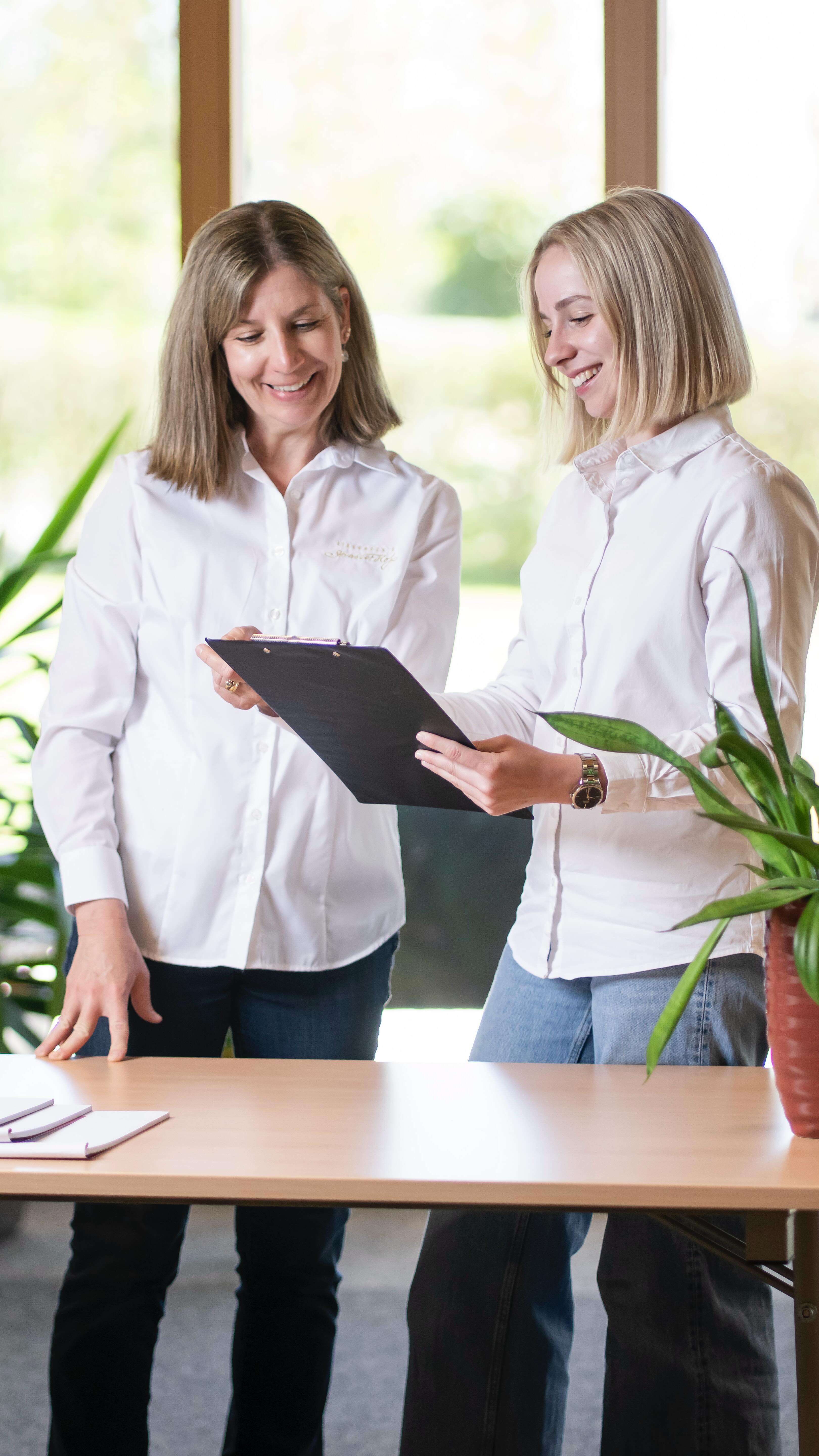 🍂 Herbstzeit = Seminarzeit 👩🏼💻
Noch spontan auf der Suche nach Seminarräumlichkeiten? Dann, kommt mit! 🤗
Nina zeigt euch heute, wo bei uns die besten Ideen entstehen. 💡
Willkommen in unseren hellen, modernen Seminarräumen mit direktem Zugang ins Freie. 🌿 Euer Platz für kreative Auszeiten am Land.
🔎Mehr Infos zu unseren Räumlichkeiten findet ihr unter www.strasserhof.at/landseminar.
#eisenbockaufmehr #strasserhof #seminar #events #kamptal #familienbetrieb #herbst #seminarzeit #hell #modern
📸 @die.content.macherin