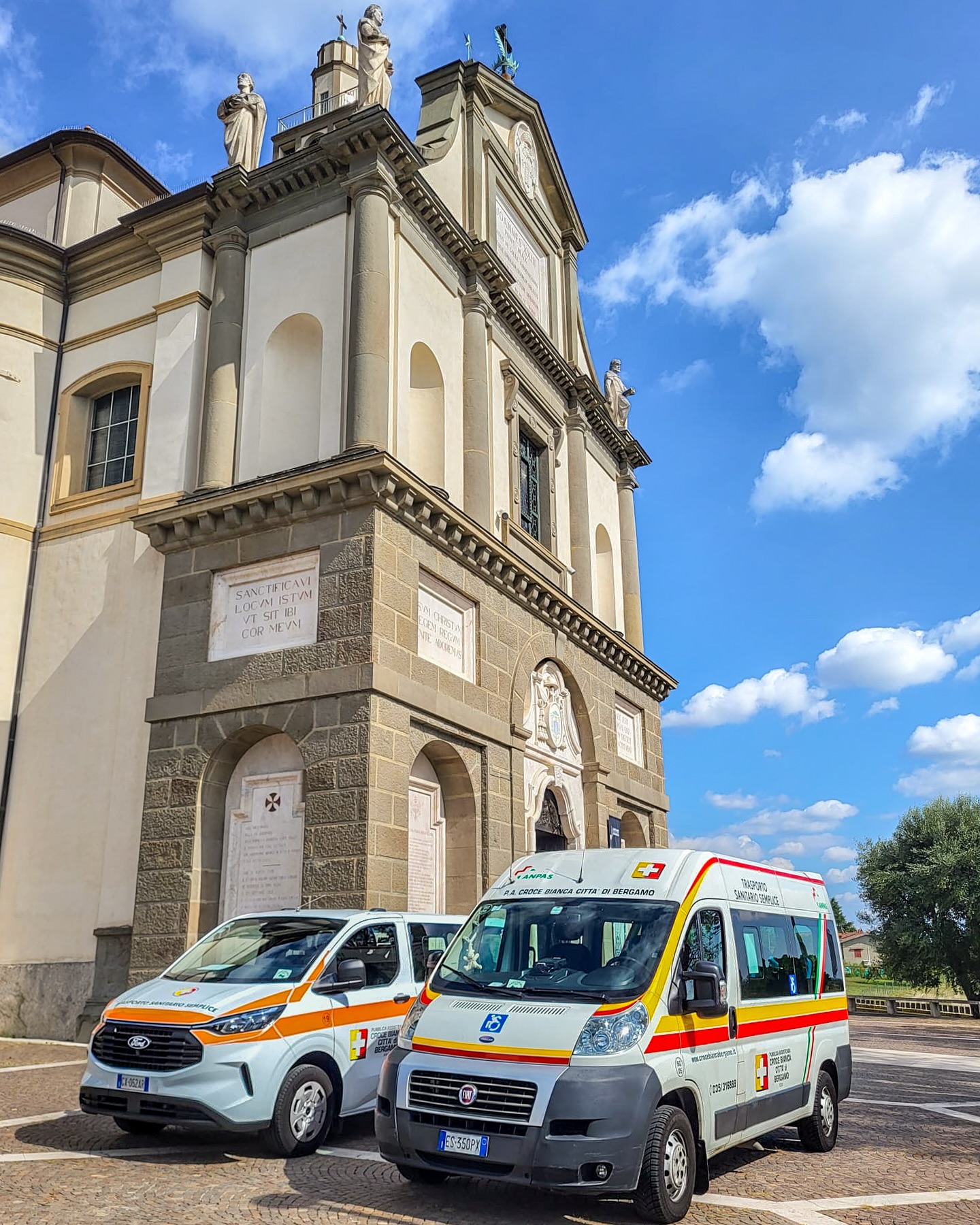 Nei giorni scorsi abbiamo accompagnato gli ospiti della RSA San Francesco in gita a Sotto il Monte, garantendo il servizio di trasporto con i nostri mezzi e volontari.
Un piccolo supporto logistico che ha reso possibile una giornata diversa, in sicurezza e con un po’ di aria nuova.
#CroceBiancaBergamo #SottoIlMonte #Bergamo #TrasportoSanitario
