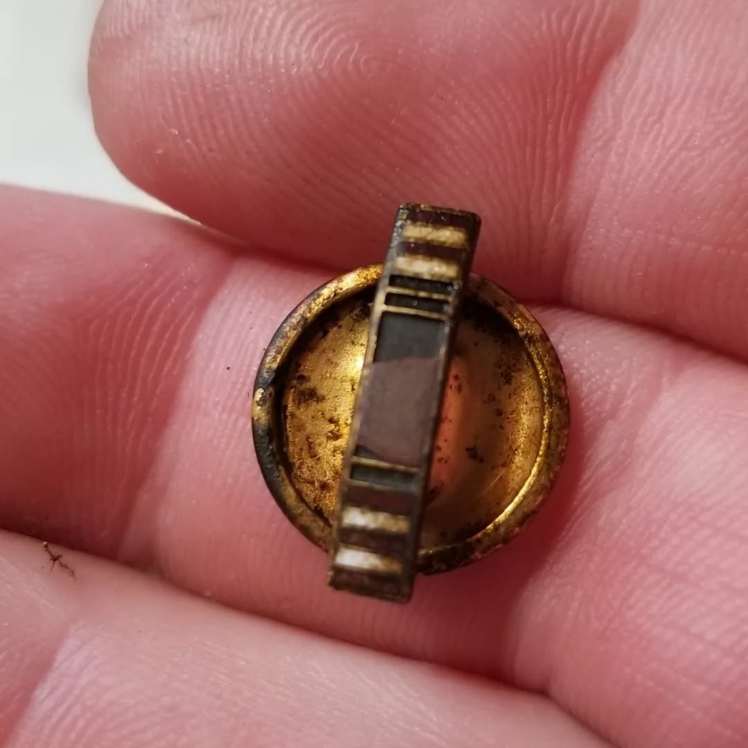 My 2 favorite digs of the day WW2 Good Behavior Lapel bar button, and a 1954 Tootsie Toy Corvette 🙌😊 #LToutdoors #michiganoutdoors #metaldetecting #treasure #history #garrettmetaldetectors #relics #tootsietoy #ww2