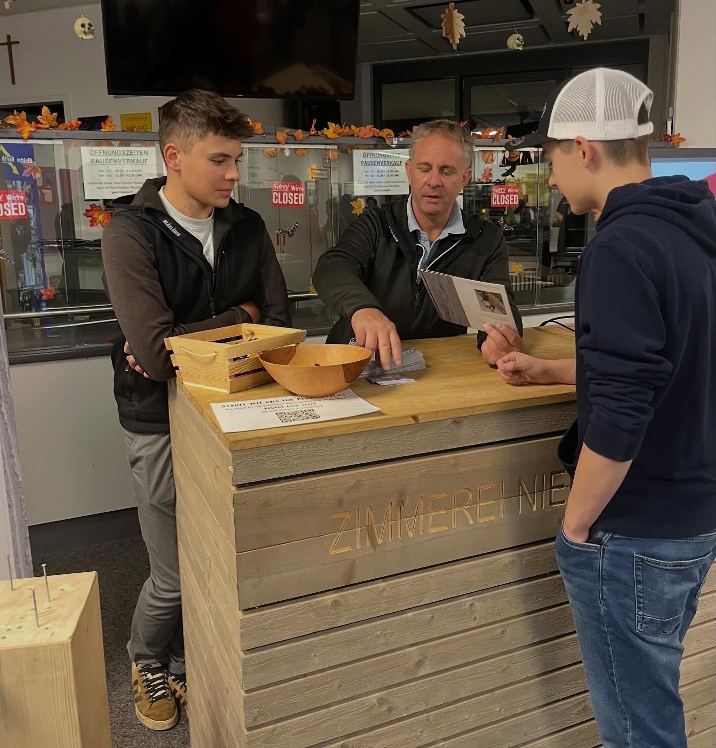 Handwerk zum Anfassen⚒️
Heute waren wir beim Berufsinfoabend an der Realschule Brannenburg und haben den Schülern spannende Einblicke in den Beruf des Zimmerers gegeben.😎
An unserem Modell und der Nagel-Station konnten sie selbst Hand anlegen – und der Spaß war groß!😄
Vielen Dank an alle, die vorbeigeschaut und mitgemacht haben.
Wir hoffen, wir konnten bei euch die Begeisterung fürs Zimmerer-Handwerk wecken!😍💪🏽
#berufsinfoabend #berufsorientierung #ausbildung #zimmererlehre #praktikum #handwerk #zimmererhandwerk #jungeleute #berufsschule #realschulebrannenburg #inntal #brannenburg #zukunftspläne #ichzimmeremirmeinezukunft #hochhinaus #ausbildungsteam