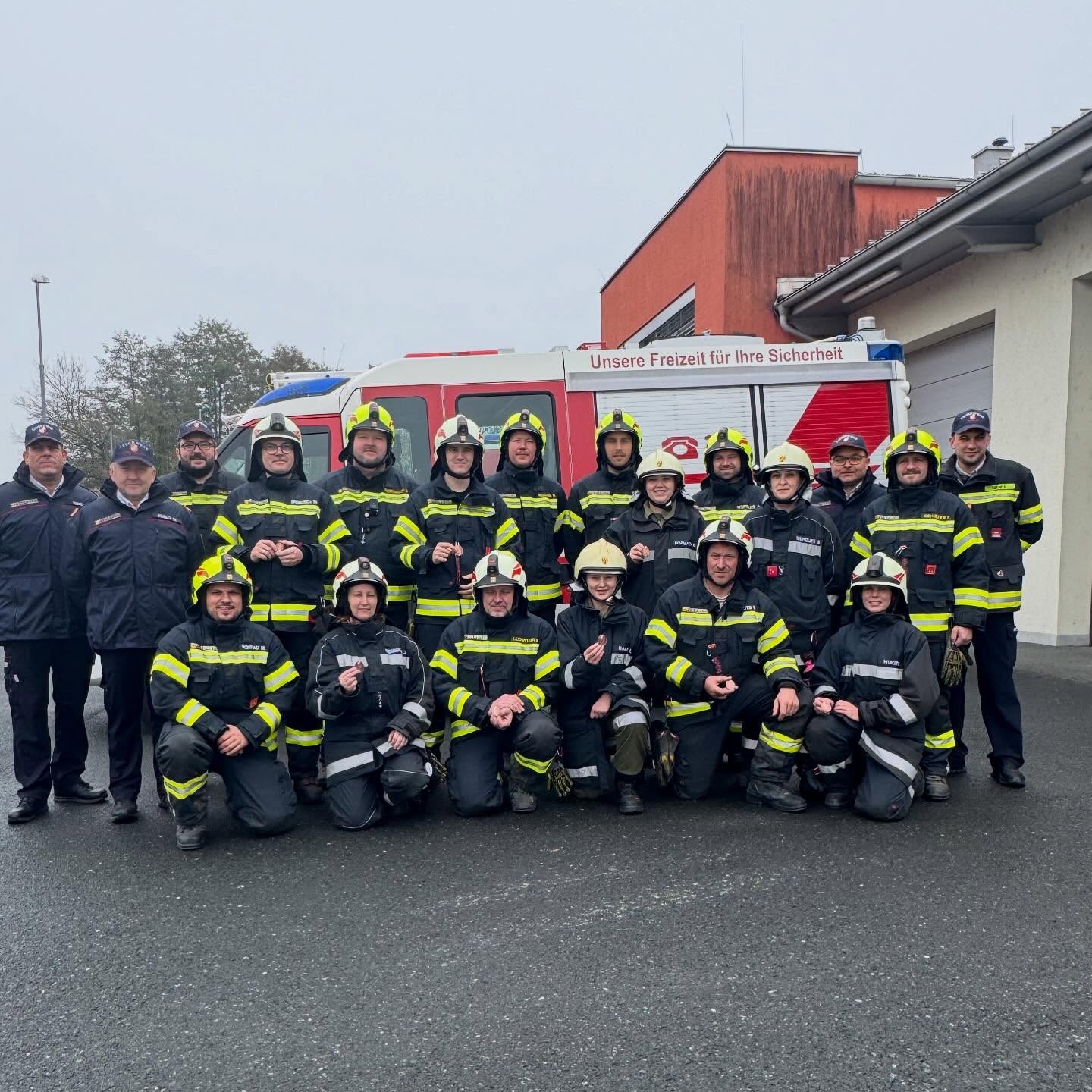 16.11.2025 – TechnischeLeistungsPrüfung (TLP) in Bronze mit 2 Gruppen erfolgreich absolviert! 💪👍👏
Die Beurteilungen des 4-köpfigen „Bewerterteams“ waren eindeutig: „Ihr habt Euch gut vorbereitet, ihr habt sauber und schnell gearbeitet – wir gratulieren zur bravourös bestandenen TLP in Bronze“.🫡💪🚒
Danke 🙏 an das „Bewerterteam“ für Eure Zeit und die „angenehme Prüfungssituation“, Danke 🙏 unserem Bezirksfeuerwehrkommandanten für die Wertschätzung bei unserer TLP dabei zu sein und Danke 🙏 an Euch liebe Kameraden*Innen für Euren Einsatz die TLP zu absolvieren. So sind wir (speziell bei Verkehrsunfällen) bestens vorbereitet rasch und professionell zu helfen.
Herzliche Gratulation liebe Absolventen – ihr könnt stolz auf Euch sein!
© SJF