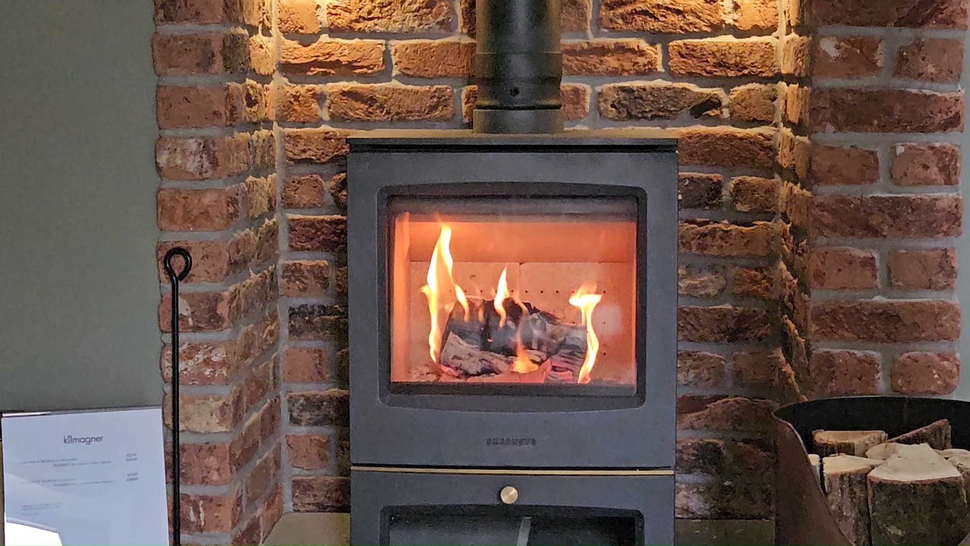 We stopped by Kilmagner Ltd, a brand new stove showroom just outside Cambridge — and it’s stunning! 🔥
Owner Kieran Hegarty is a scientist, industrial designer, chimney sweep and Recoheat enthusiast 👏🏽 His technical know-how and passion for the craft shine through in everything he does.
He works exclusively with Chesneys and Contura stoves so he can maintain them personally — and now he’s added Recoheat to his line-up 💫
Want to feel a Recoheat in action? Visit Kilmagner Ltd — you’ll get a very warm welcome 🌡️
@chesneysstoves
@conturastoves
#Recoheat #WoodBurnerLife #StoveShowroom #Cambridge #MadeInUK #HeatRecovery #CosyLiving #InstallerNetwork #LogBurnerGoals 🔥👏🏽