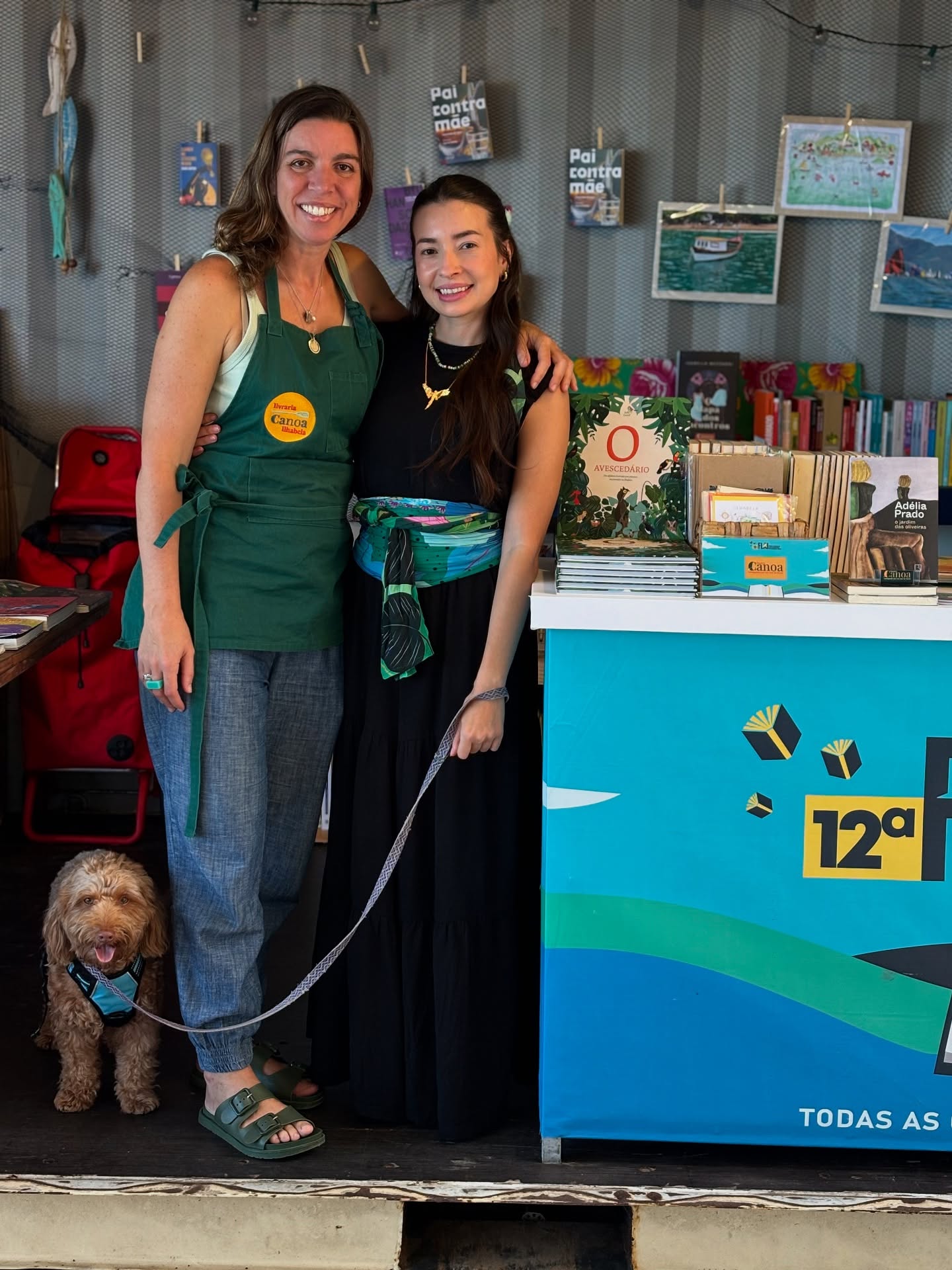 Participar da feira literária de Ilhabela foi uma experiência maravilhosa 🌺
Fui convidada pela livraria Canoa para apresentar meu livro Avescedário e pela primeira vez falei sobre ele diretamente para crianças.
Curioso é que esse livro nunca foi pensado para o público infantil… eu o criei pensando em mim, uma adulta. Mas talvez ele tenha sido um presente para a minha criança interior 💛
Foi lindo poder conversar com os pequenos, contar como nasceu o livro e plantar, em cada um deles, uma sementinha de amor e cuidado pela natureza — pelas aves, pela ilha, e por tudo o que nos inspira a olhar o mundo com mais delicadeza.
Descobri em mim uma nova faceta, uma que eu não conhecia e que me fez sentir muito feliz.
O evento foi especial, cheio de carinho e de encontros bonitos.
Um agradecimento especial à @livrariacanoa pelo convite, e ao meu fiel companheiro Mango, meu apoio emocional em todos os momentos 🐾💚
Essas fotos são um pedacinho do que vivi naquele dia.