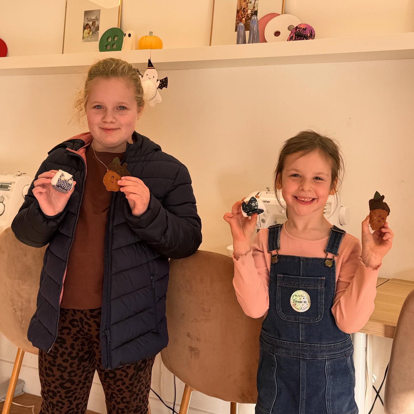What a hoot of a day at Sew Ready Camp! 🧵🦉
Our 28 amazing campers spent the day stitching up the cutest mini owls and acorn plushies and we couldn’t be more proud of their creativity and focus! 🍂✨
From threading needles to stuffing their tiny creations, everyone worked hard and had so much fun learning new sewing skills (and showing off their masterpieces!). 💕
We can’t wait to see what tomorrow brings!
- - -
#SewReadyCamp #CreativeKids #SewingFun #MiniOwls #AcornPlushies #HandmadeWithLove #YoungMakers #CraftyKids #SewingAdventures
