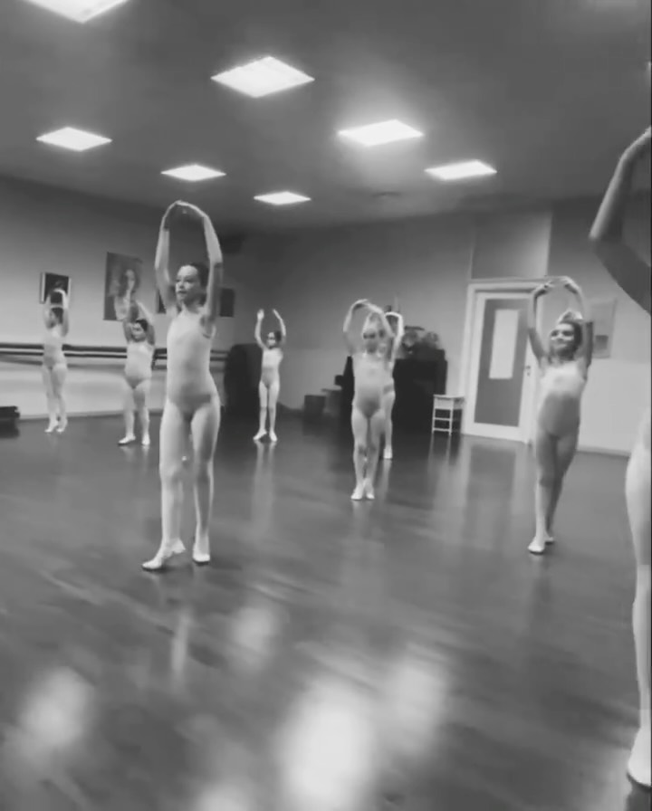 Momenti di studio con il corso di danza classica accademico 2
#danza#scuoladidanzaviterbo #scuoladidanza#danzaclassica #dance#ballet