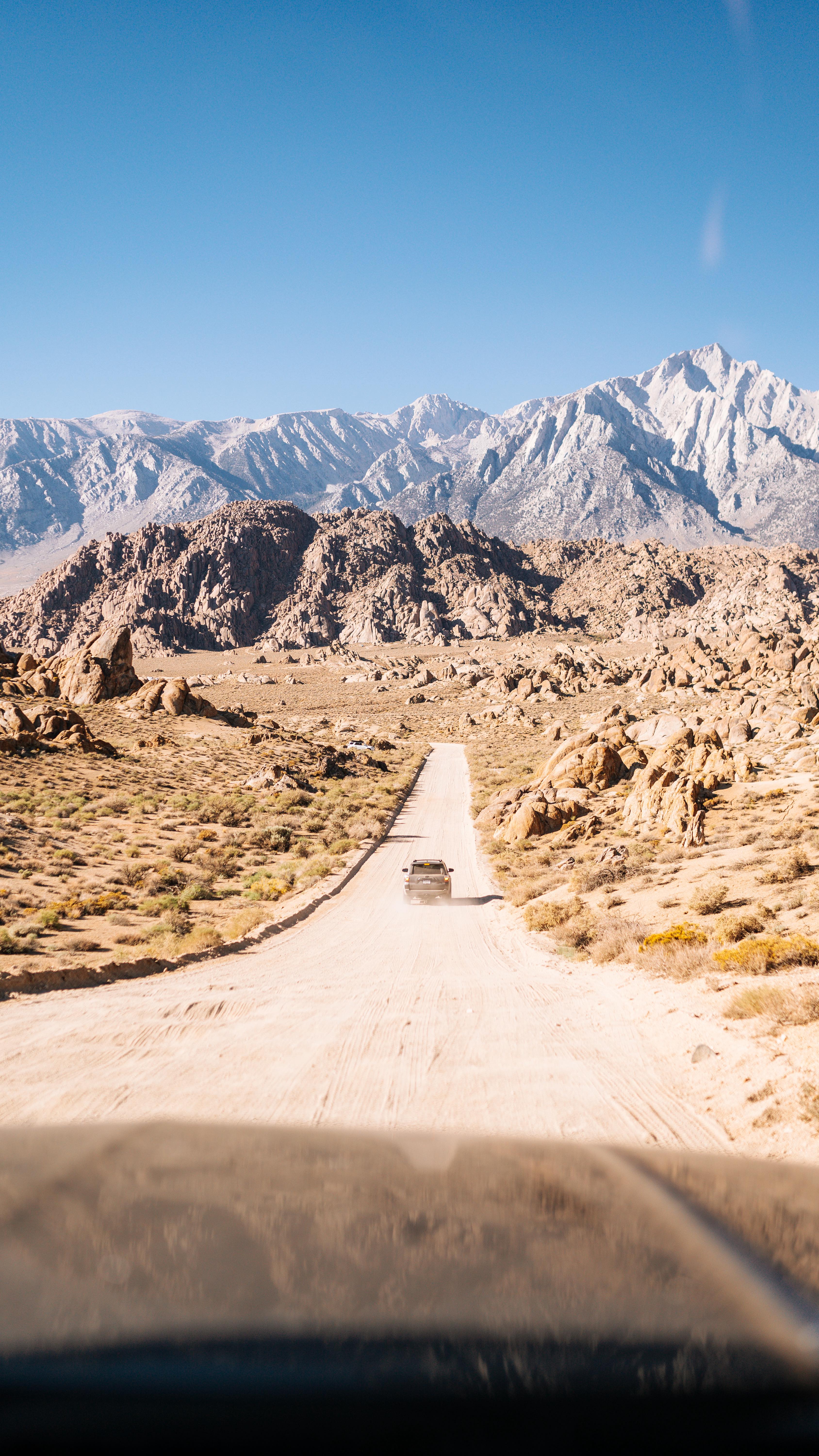 Wir lieben es, durch die USA zu reisen – in keinem anderen Land fühlen wir uns so wohl wie dort. Die Natur ist atemberaubend, abwechslungsreich und die Menschen offen und herzlich.
Dennoch begegnen uns oft skeptische Blicke, wenn andere hören, dass wir immer wieder in die USA reisen. Wir bekommen dann Vorurteile zu hören: Alles sei oberflächlich, die Menschen dumm, jeder habe eine Waffe, es sei gefährlich, die Politik eine Katastrophe – und solange Trump an der Macht ist, würde man keinen Fuß in dieses Land setzen. Dazu kommen noch die vielen Horrorgeschichten über die Einreise.
All das haben wir schon oft gehört – meist von Menschen, die selbst noch nie dort waren und ihre Meinung nur aus dem Internet oder den Nachrichten gebildet haben.
Dabei ist die USA so viel mehr als ihre Politik. Nur weil Trump gerade regiert, ist die Natur nicht weniger schön und die Menschen nicht weniger freundlich.
Für uns bedeutet die USA: unfassbare Weiten, wilde Natur, unglaubliche Sternenhimmel, Vielfalt und Landschaften, die wirken, als kämen sie von einem anderen Planeten. Dieses Land ist so groß, dass man allein in einem Bundesstaat wie Kalifornien Wüste, Meer, Berge und Regenwald erleben kann. Kein Bundesstaat gleicht dem anderen – die Natur ist unglaublich abwechslungsreich und voller Wunder.
Wir haben dort so viele herzliche und offene Menschen kennengelernt. Wir wurden als Fremde eingeladen, durften auf einer Ranch aufpassen und sogar ihre Autos fahren. Die Menschen begegneten uns mit Vertrauen und ohne Vorurteile. Es gab nur sehr wenige Momente, in denen wir uns unsicher oder nicht willkommen gefühlt haben.
Natürlich finden auch wir nicht alles an den USA gut – aber kein Land ist perfekt. Jedes hat seine Stärken und Schwächen. Für uns überwiegt einfach die Schönheit der Natur und die Gastfreundschaft, die wir dort erlebt haben.
Deswegen: Für alle, die noch nie dort waren – glaubt nicht alles, was ihr seht oder lest. Gebt diesem unfassbar schönen Land eine Chance. Es ist so viel mehr. 🫶🏻
Welchen Ort würdet ihr gerne noch bereisen? Was hat euch besonders gefallen?
USAROADTRIP | USAREISE | NATIONALPARK #usaroadtrip #nationalparksusa #visitusa #