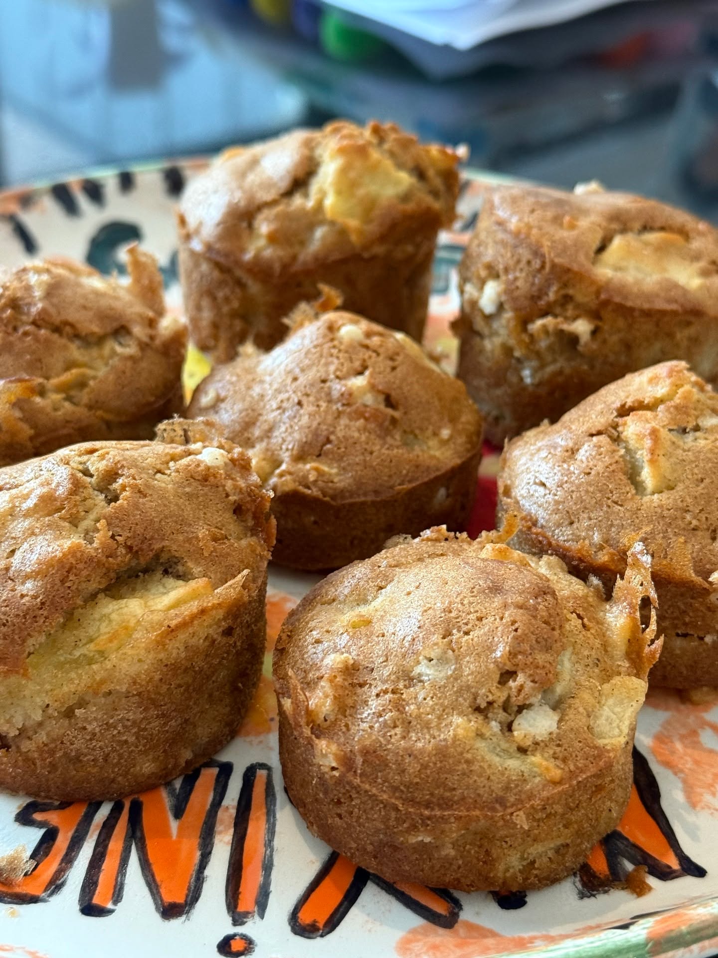Pendant les vacances, quoi de mieux qu’un moment en cuisine avec les enfants ? Voici une idée simple et gourmande : les petits moelleux aux pommes et à la cannelle 🧁.
La recette :
🥚 2 œufs
🍬 100 g de sucre
🧈 100 g de beurre fondu (ou 80 g d’huile)
🌾 120 g de farine + 1/2 sachet de levure
🍏 2 pommes
🌿 1 c. à café de cannelle
💛 Et une pincée d’amour
Mélangez les œufs et le sucre, ajoutez le beurre, puis la farine, la levure et la cannelle. Incorporez les morceaux de pommes, versez dans des moules et enfournez 20 à 25 min à 180°C.
Résultat : des petits gâteaux dorés, moelleux et pleins de douceur. À déguster tièdes, avec une compote ou simplement un grand sourire 😋.
Et si vous aussi, vous testez la recette, envoyez-nous vos photos ! 📸
#recettedautomne #muffinsauxpommes #moelleuxauxpommes #ecoleprimaire #ecolematernelle #viescolaire #ecolesaintjosephohain #ecolesaintjoseph #ecolestjosephohain #ecolestjoseph #ecoleohain #ecolelasne #ecolesdubrabantwallon #vivrealasne #communedelasne #ohain #lasne