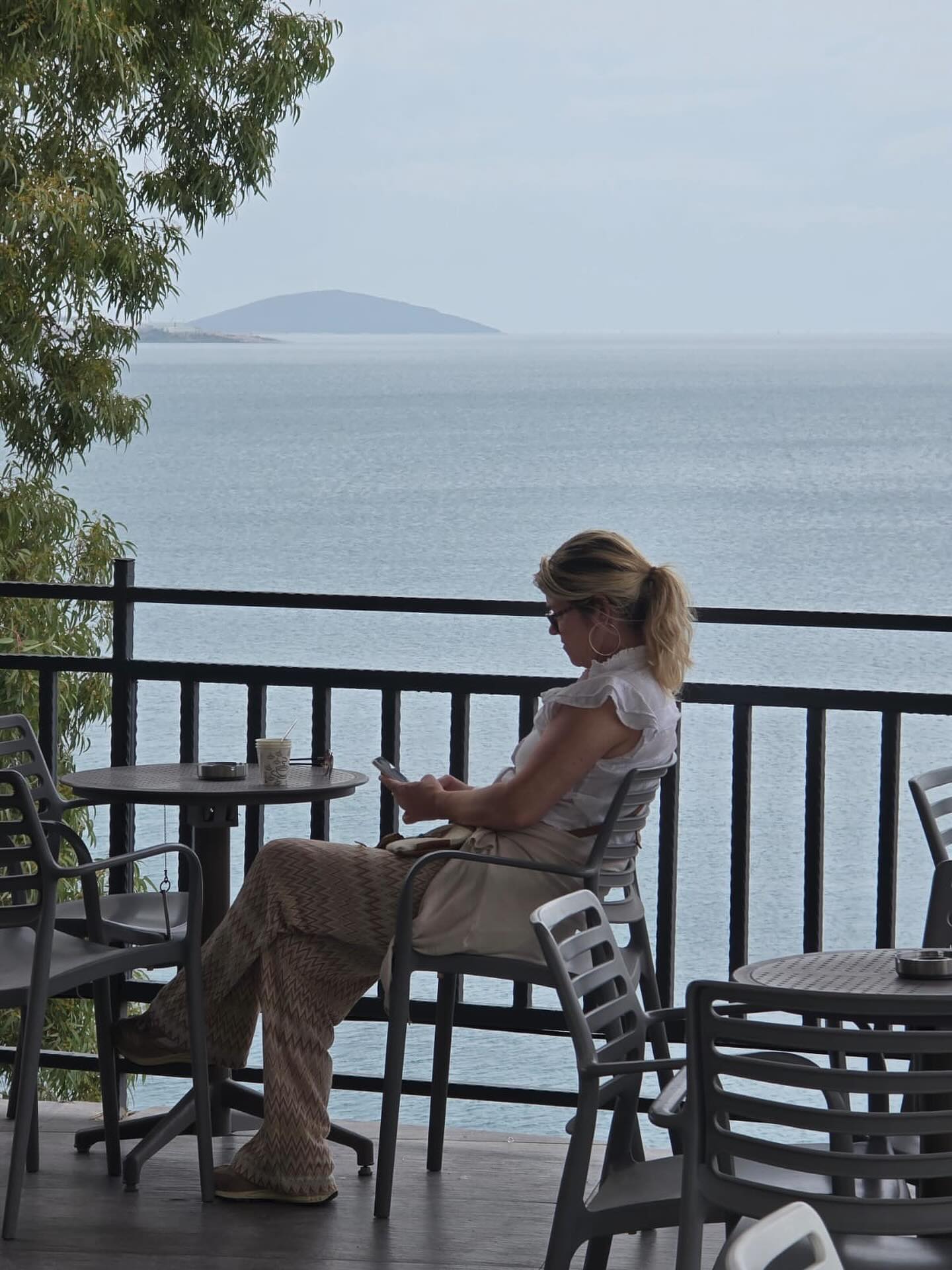 Hier zit ik dan. In Turkije deze tekst te schrijven.
Ik ben wiebelig. Al ruim een jaar nu. Niet mezelf. Soms, in een flits, herken ik haar — de oude versie. Voor een paar uurtjes voel ik haar weer: helder, licht, doelgericht. En dan verdwijnt ze.
Ik weet nu dat ze niet terugkomt.
Dat is dus waarom ze het de overgang noemen.
Wij vrouwen gaan over. Niet zomaar van jong naar oud, maar van buiten naar binnen.
Van doen naar zijn.
Er is iets dat in mij klopt, roept, fluistert.
Een zachte stem die zegt: “creëer. Speel.”
Ze herinnert me aan wat ik ooit was, voordat ik me ging aanpassen, vóór de verantwoordelijkheden, vóór de ruis.
De roep van mijn creativiteit is mijn gids nu.
Ze vraagt niet om perfectie, maar om overgave.
Om vuile handen, om kleur, om vorm zonder doel.
Misschien is dat waar we naartoe gaan.
Naar de vrouw die niet meer leeft om te voldoen, maar om te vullen —
het doek, de dag, het leven — met haar eigen kleuren.
Dat is Art from the Soul.
En misschien is dát wel waar we werkelijk naar overgaan. ✨