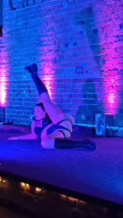 Your reminder that a strum a day helps keep the blues away 😘
#burlesqueperformer #sohott #LiveEntertainment