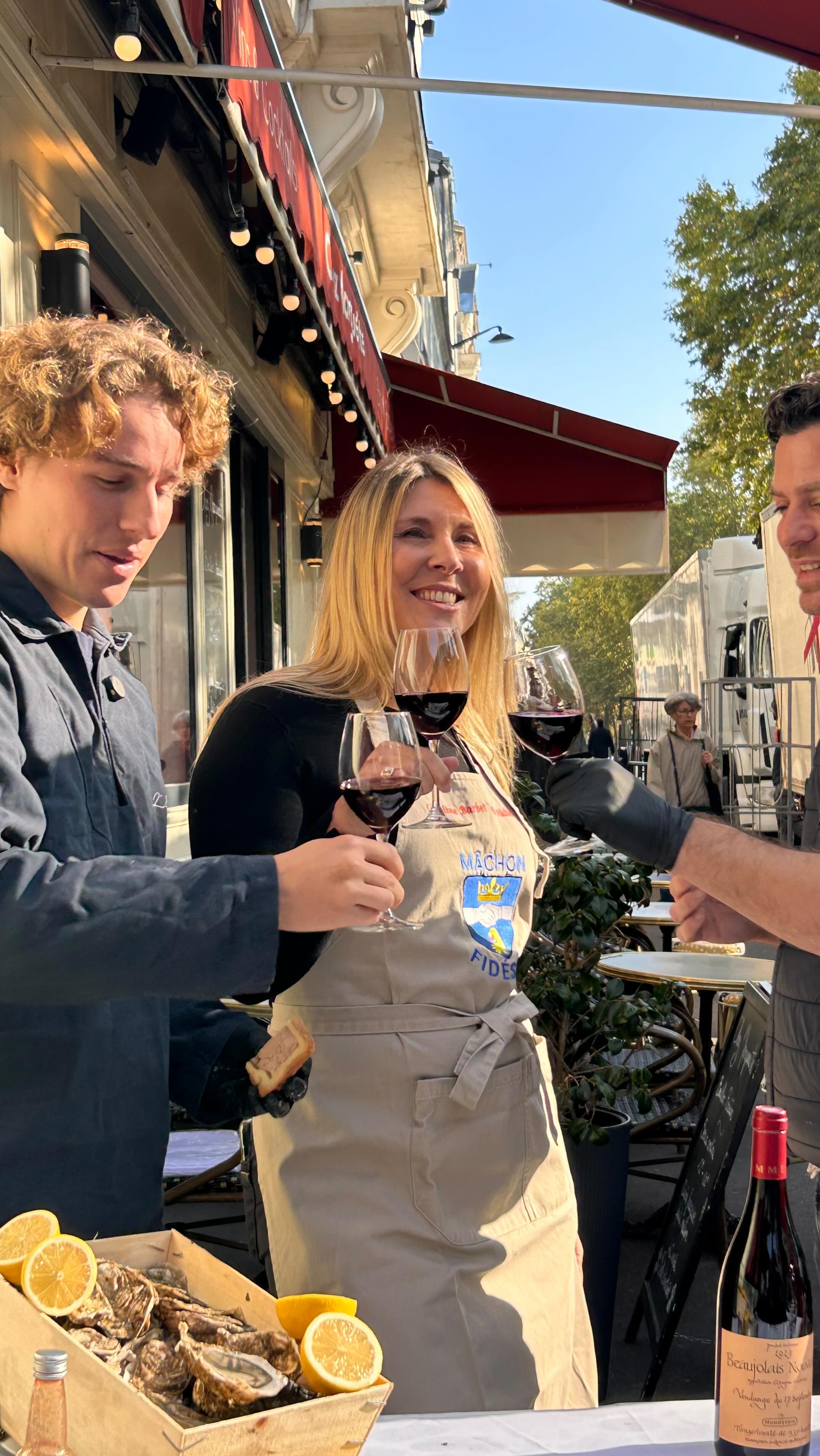 Nous vous donnons rendez-vous le 20 novembre, à partir de 18h, pour célébrer l’arrivée du Beaujolais nouveau 🍷
- Découvrez le Beaujolais village nouveau de la Maison Mommessin, vinifié par Florent Georger.
- Savourez également le Beaujolais village chardonnay du Château de Pierreux.
🦪Pour accompagner ces vins, dégustez les huîtres de @leffetmer.paris : 1000 huîtres disponibles, à seulement 1 euro l’unité.
Et ce n’est pas tout : vous pourrez également goûter à de nombreux autres délices du terroir 🍷🦪🥩🥗
#paris #onmytable #terrasse #restaurantsparis #bonneadresseparis #parisfood #terrasseparisienne #frenchfoodlovers #restaurantparisien #eatparis #instafood #parisjetaime #chezmargueriteparis #bouillonparisien
