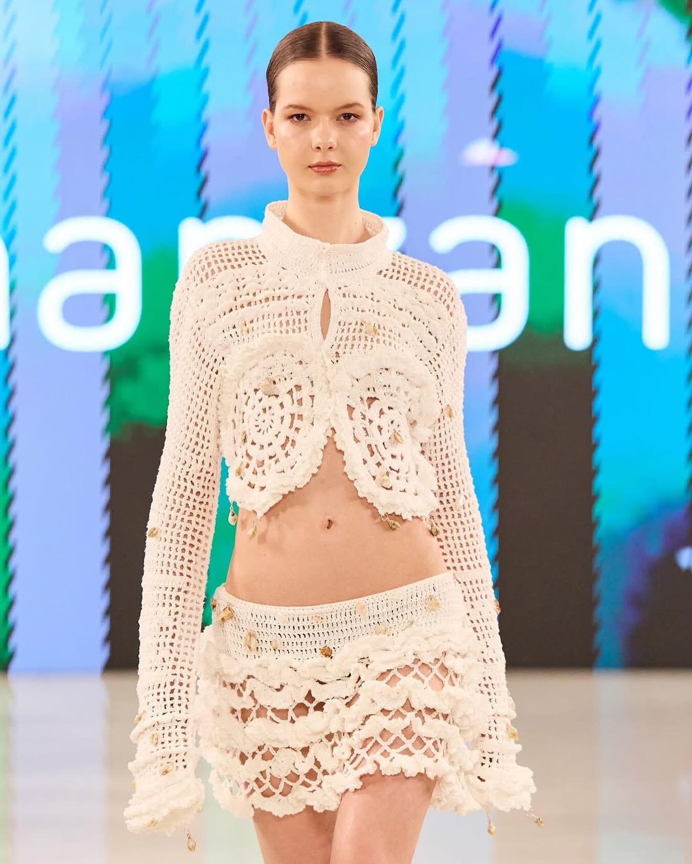 Leticia Manzan completa 10 anos com o Resort Verão 26, “Flores da Amazônia”, uma coleção que transforma a natureza em poesia e o feito à mão em arte.
Entre sedas leves, patchworks de rendas e bordados com pérolas e conchas, o desfile revela a força da feminilidade e a sensibilidade artesanal que marcam a trajetória da marca.
Um tributo ao Brasil, às suas cores e à beleza de criar com as mãos.
Confira todos os detalhes do desfile no link da bio.
#Manzan #FloresdaAmazônia #Resort26 #ModaBrasileira #Desfile #ModaAutoral #FashionShow #ArteEmFormaDeModa