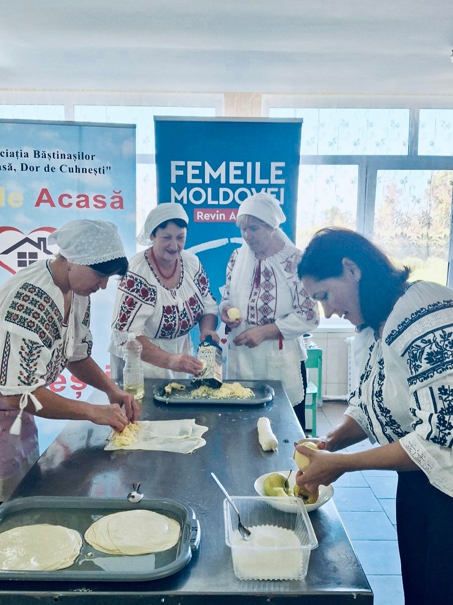 Atelierul de gătit intergenerațional din Cuhnești a adus laolaltă femei minunate din diferite generații — unite de același dor: păstrarea gustului autentic al bucătăriei moldovenești.
👩🍳 Sub îndrumarea Olgăi Bucatari Schin, Dianei Olievschi și a altor gospodine iscusite din comună, tinerele au descoperit secretele bucatelor tradiționale — de la zeamă și plăcinte până la poveștile care se spun în jurul mesei.
🤝 Dar acest atelier nu a fost doar despre mâncare…
A fost despre interacțiune, apartenență și legătura dintre generații. Despre cum, împreună, putem reda satului nostru aromele și valorile de altădată.
🌍 Programul „Femeile Moldovei Revin Acasă” are ca scop integrarea doamnelor revenite din diaspora în viața socială și economică a comunităților, prin activități care cultivă solidaritatea, încrederea și spiritul de cooperare între femei.
🙏 Inițiativa este susținută de Agenția de Cooperare Internațională a Germaniei (GIZ) prin Fondul de Consiliere în Politici GIZ Moldova.
🌿 Împreună construim o comunitate de femei mai încrezătoare și mai unite.
#FemeileMoldovei #FemeileMoldoveiRevinAcasa #GIZMoldova #Diaspora #FemeiCareInspiră