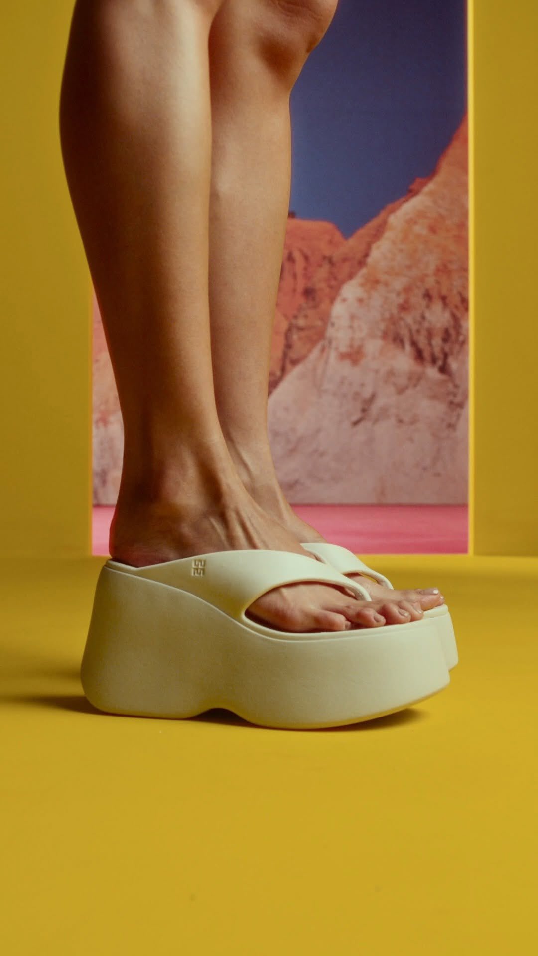 É hit que vocês querem? É hit que vocês vão ter!
A #MelissaFreeThongWedge chegou pra se
tornar a estrela do seu verão ✨ Qual cor você vai escolher?