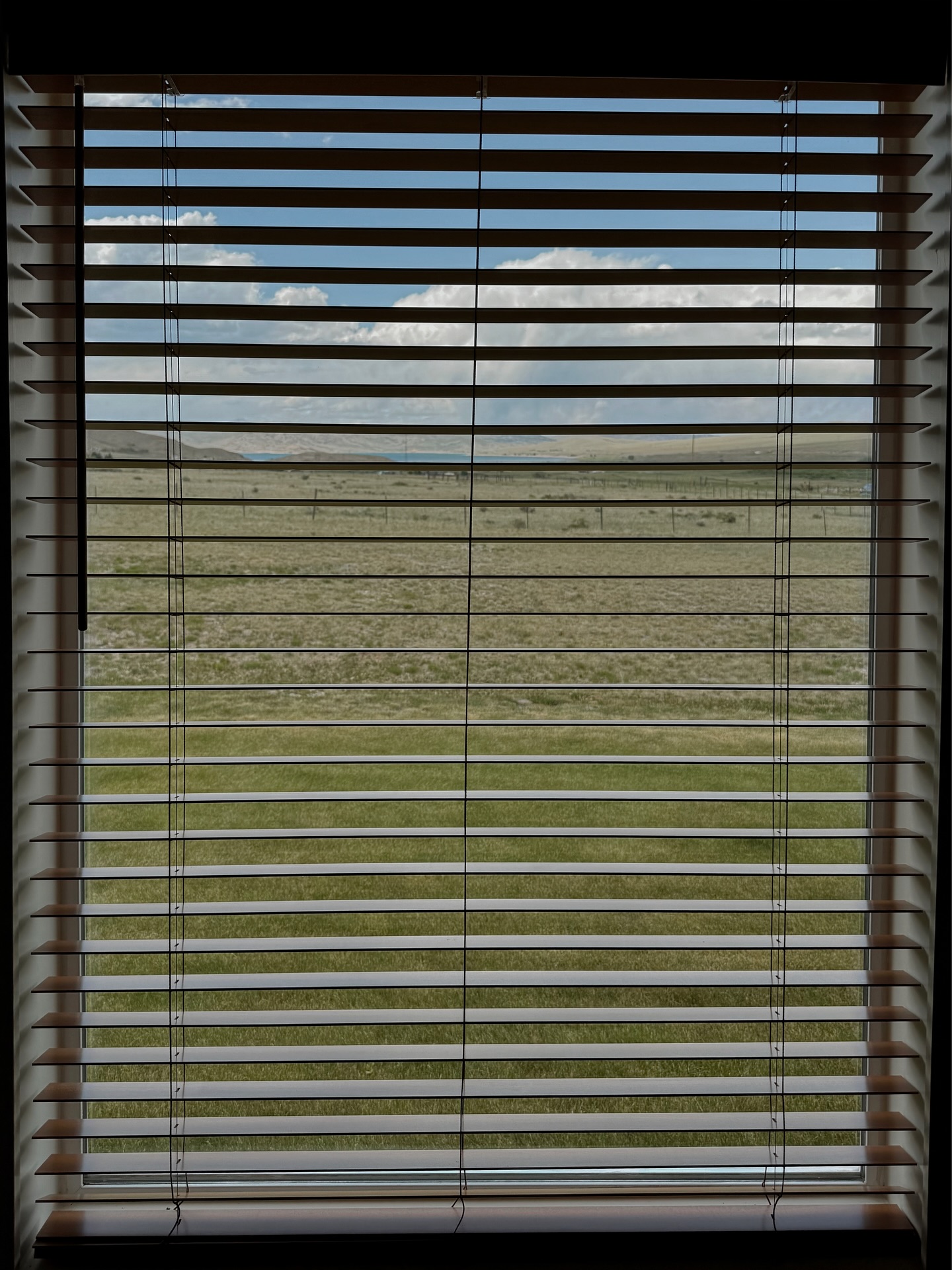 Blue skies.
What other reason do you need for opening up your blinds today?
#1889designs | #realwoodblinds #windowviews #customwindowtreatments