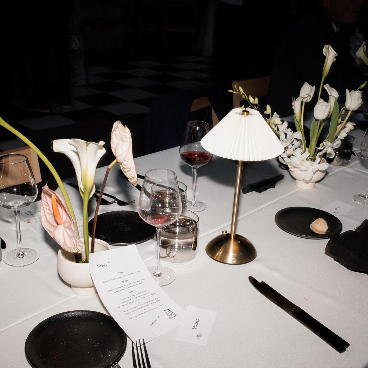 A beautiful and romantic wedding at Cathcart, downtown Montreal, filled with lights, laughter and elegance 🖤
Organisation et design : @erikaco.events
Lieu : @lecathcart
Photographe : @brentcalis
Traiteur : @traiteur_brera
Fleurs : @studio_ck_flowers
DJ : @hoolsmusic
Location : @celebrationsgroup @tenuedesoiree_
Piste de danse : @kvprintbar
Musicien : @hugointothesax
