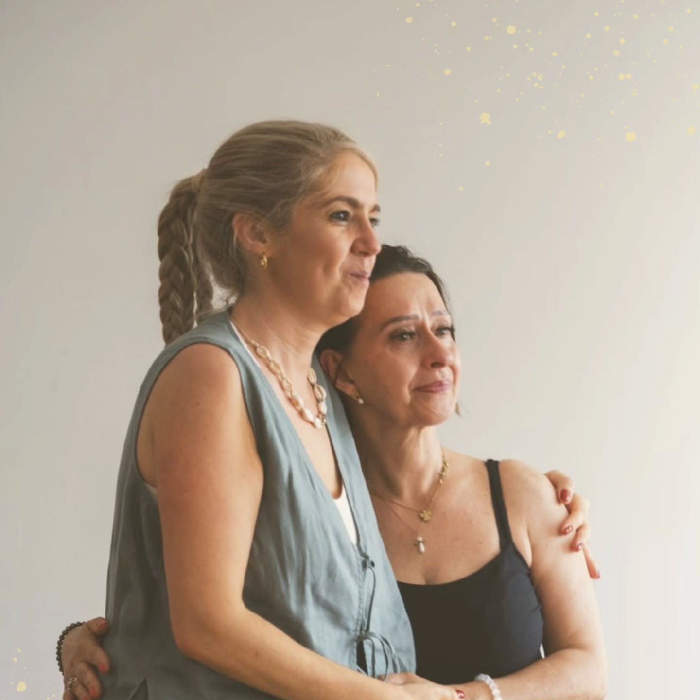 Há caminhos que se entrelaçam pela alma e perduram ao longo dos tempos.
A Carla percorreu comigo todos os cursos de Movimento, numa entrega profunda, constante e verdadeira.
Vi nascer tantas versões dela...
cada uma mais livre, mais inteira, mais luminosa.
Partilhámos o Kundalini Yoga, um mantra-canção que compus com o coração, e mais de uma década de encontros cheios de Presença e Amor.
Grata por este caminho partilhado,
pela confiança e pela beleza de te ver florescer. 🪷
@kalishakti.yogaeterapias
Com Amor, ❤️
Lisa Bompastor
Agenda
Especialização em Movimento Terapêutico
5ª edição / Porto
Inscrições abertas
- Link na bio -
#movimentoterapeutico #dançaterapia #movimentoconsciente #presença #autenticidade #almaecorpo #lisabompastor #espiritualidadefeminina #terapiadocorpo #psicologiacorporal #mindfulmovement