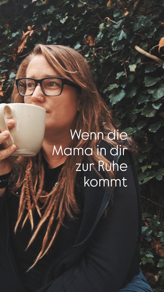 Kennst du diese Momente, wenn die Kinder unterwegs sind und du kurz mal nur für dich bist und vielleicht sogar grad nichts dringendes zu erledigen hast? Kannst du das gut aushalten oder überfordert es dich vielleicht sogar?
Wer bist du neben deiner Mama-Rolle noch? Kennst du alle deine Facetten? Wie lebst du sie? Jetzt oder später?
Tell me in den Kommentaren ♡