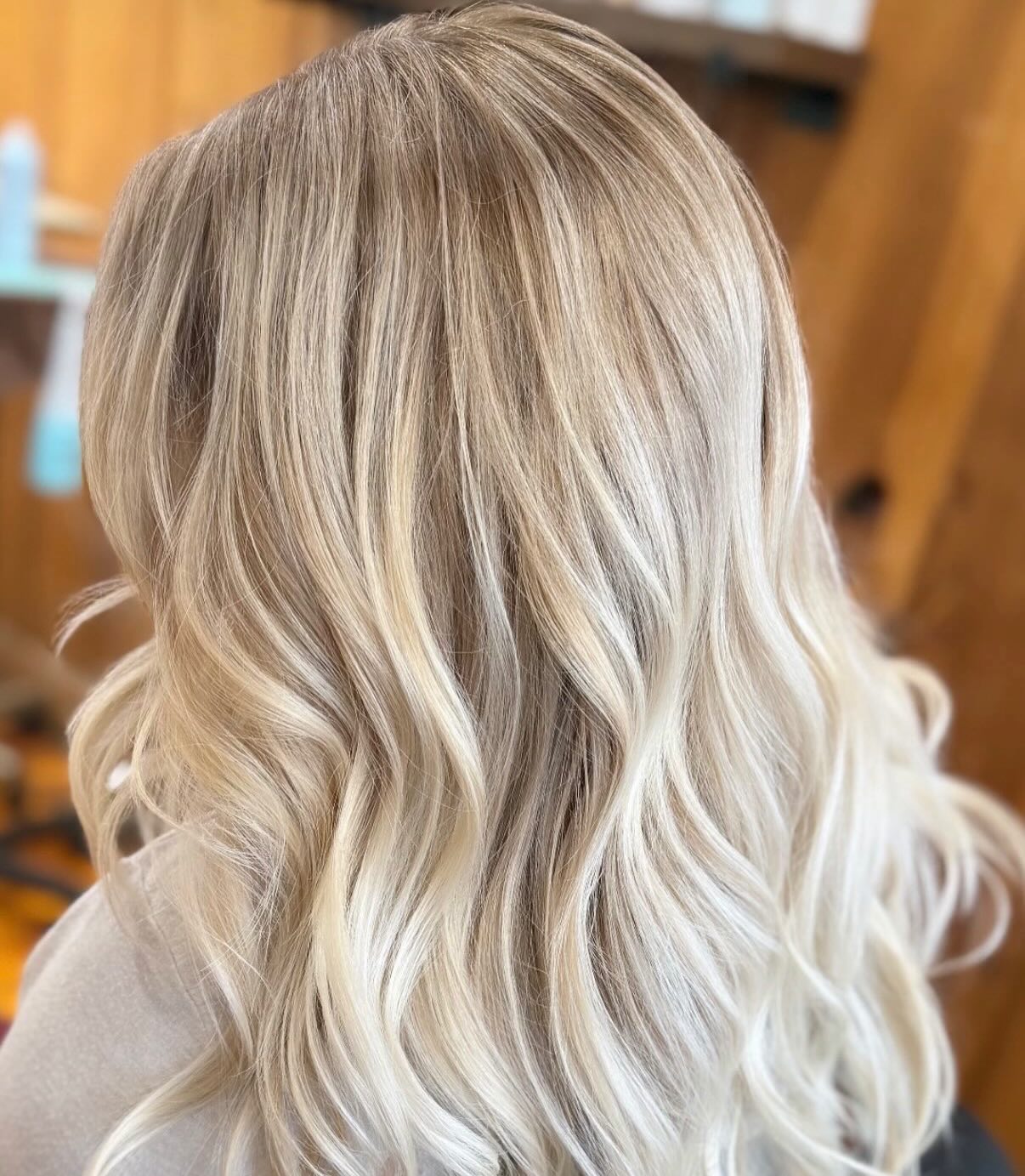 The perfect bright blonde by @haileyhugheshair