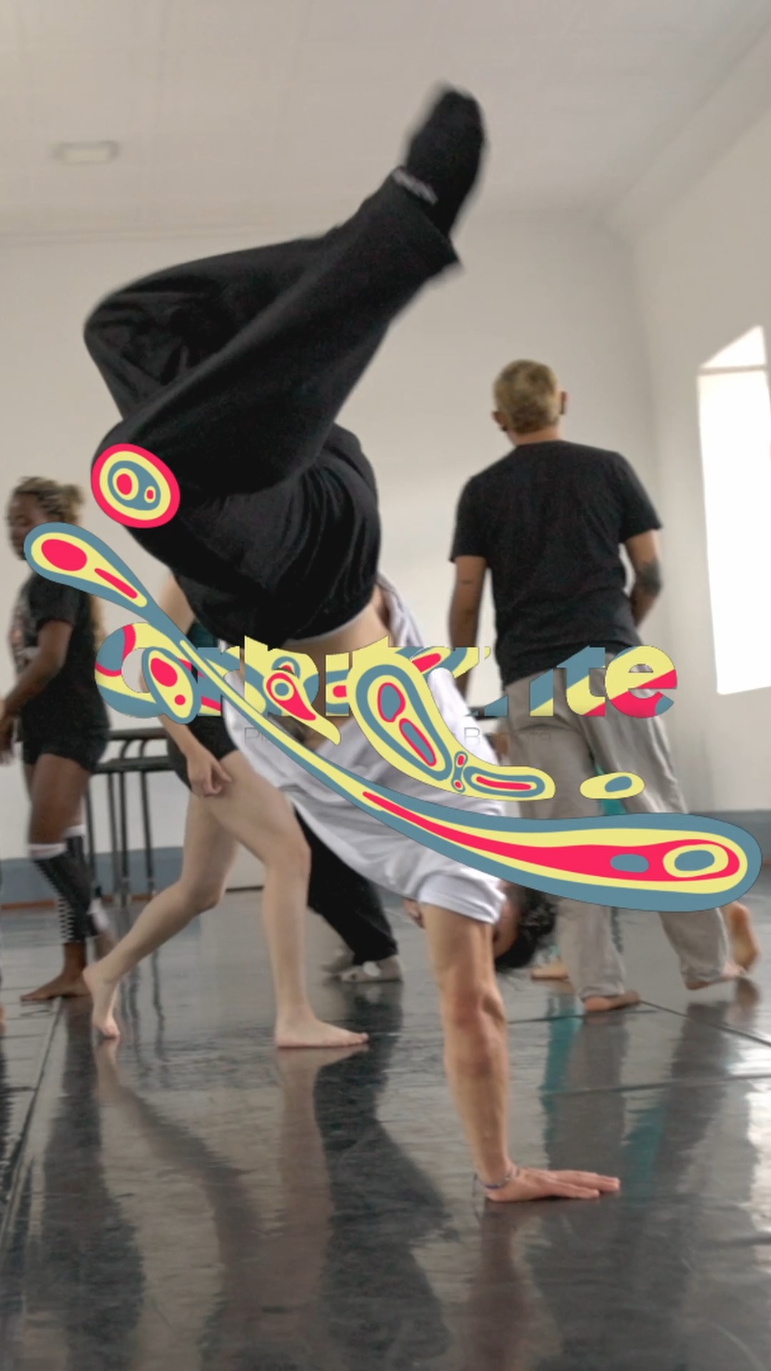 💃 El colectivo Sas Bequia Danza desarrolló el proyecto 'Método Misqua: imaginarios, didácticas y movimiento', una investigación sobre el cuerpo y el folclor escénico colombiano que desde 2014 ha explorado nuevas formas de entrenamiento y creación. Se realizaron laboratorios con agrupaciones de Bogotá para poner en práctica conceptos como frotar, golpear, arrastrar y rechazar, integrándolos a repertorios folclóricos y procesos de creación colectiva.
➡️ Vea el video completo https://youtu.be/e-A9I1OcQe4
#AquíSíPasa #Orbitante2025 #PlataformaDanzaBogotá